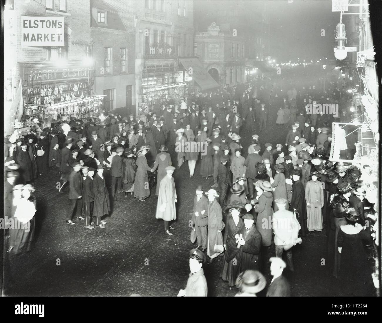 Les foules à Deptford High Street shopping après la tombée de la nuit, Londres, 1913. Artiste : Inconnu. Banque D'Images