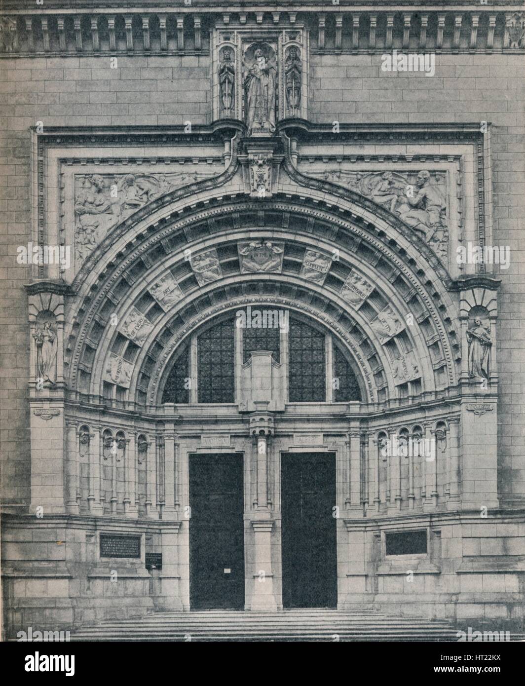 Entrée 'Main, Victoria and Albert Museum, avec la sculpture par Alfred Drury', c1909. Créateur : Inconnu. Banque D'Images