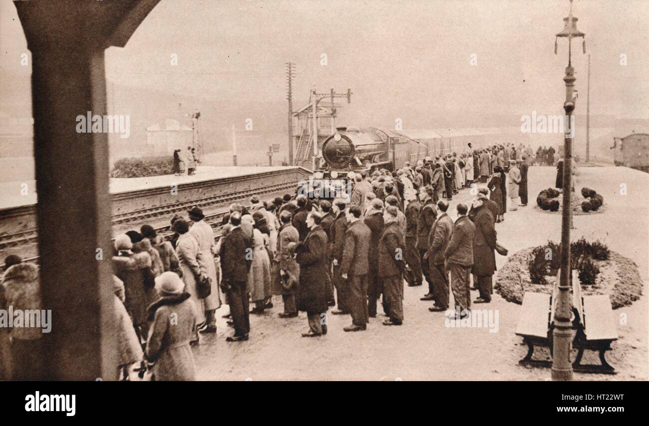 Ympathetic "intérêt dans le train funéraire royale à Welwyn Station', 1936. Artiste : Inconnu. Banque D'Images