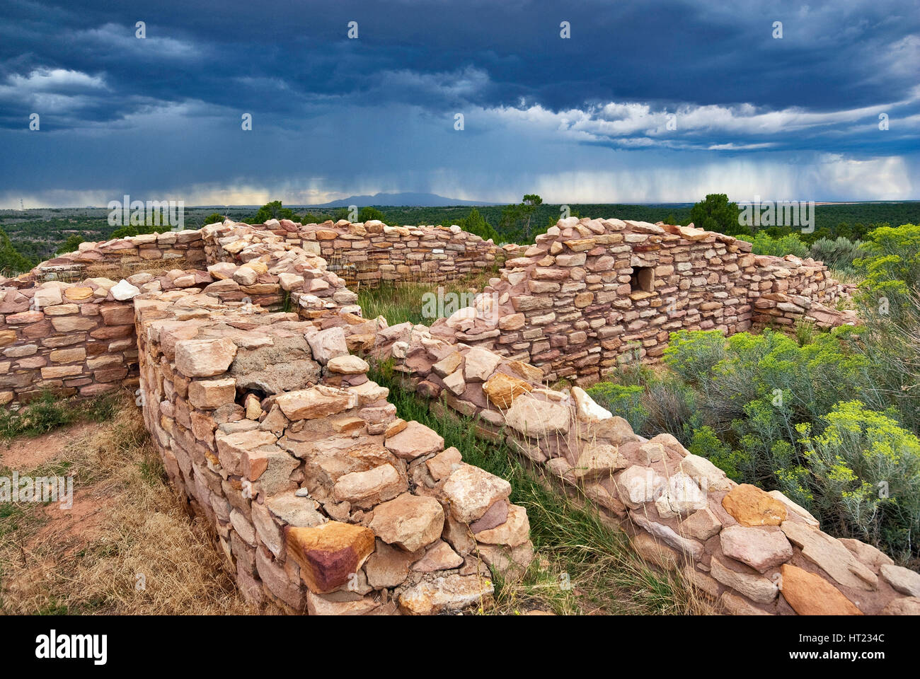 Orage d'été sur ruines de Lowry Pueblo, ruines Anasazi à Canyons of the Ancients National Monument, Colorado, USA Banque D'Images