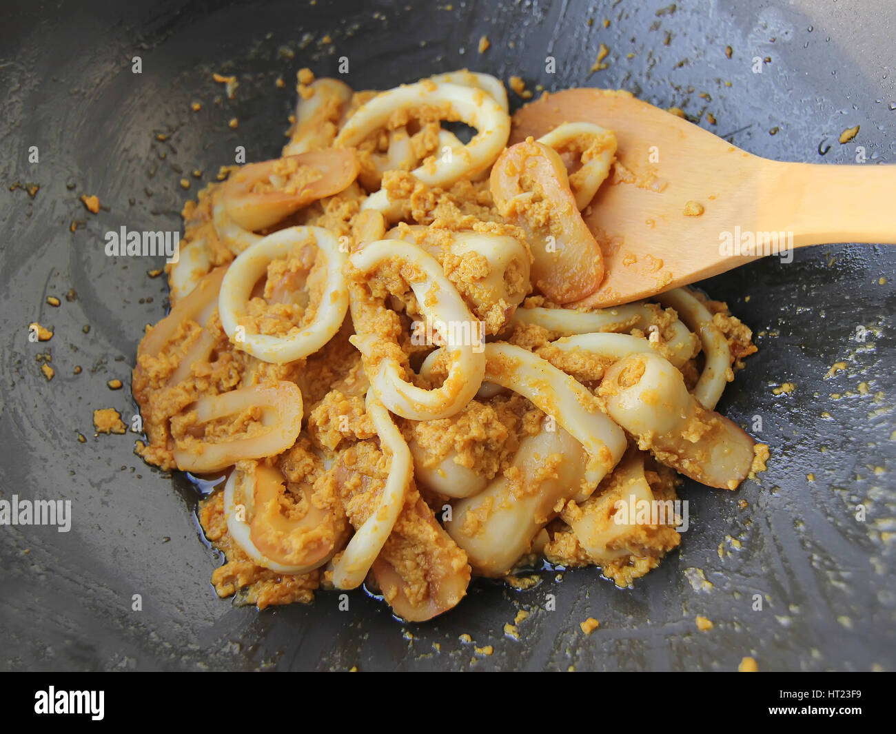 Calmars sautés avec du curry et l'œuf dans une casserole Banque D'Images