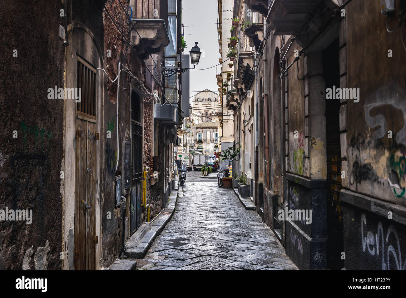Rue étroite en Catania City sur le côté est de l'île de Sicile, Italie Banque D'Images