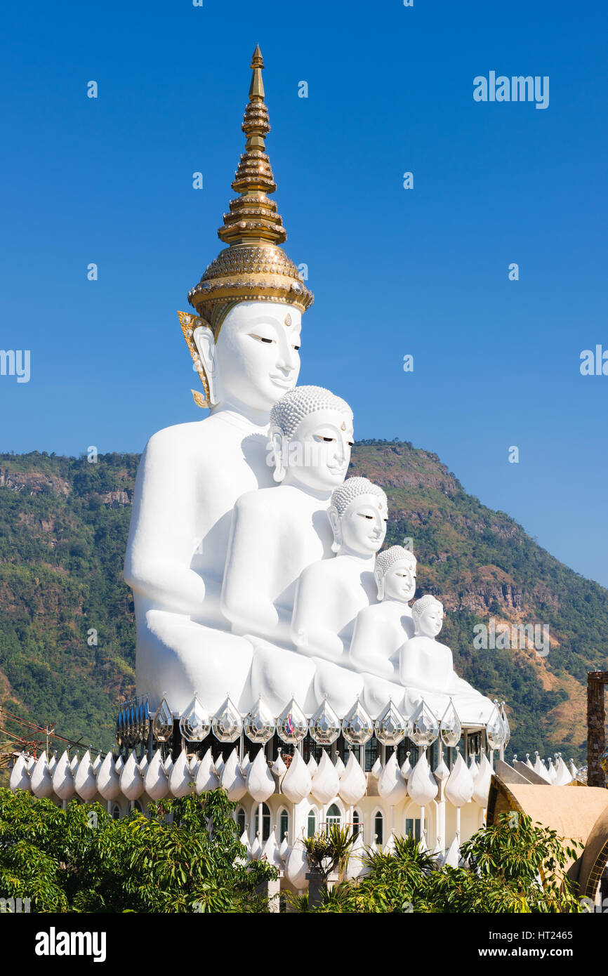PHETCHABUN, THAÏLANDE - le 26 décembre 2014 : images du Grand Bouddha de Wat Pha Kaew Sorn. Wat Pha Kaew Sorn ou Wat Phra Thart Pha Kaew est un monastère bouddhiste Banque D'Images