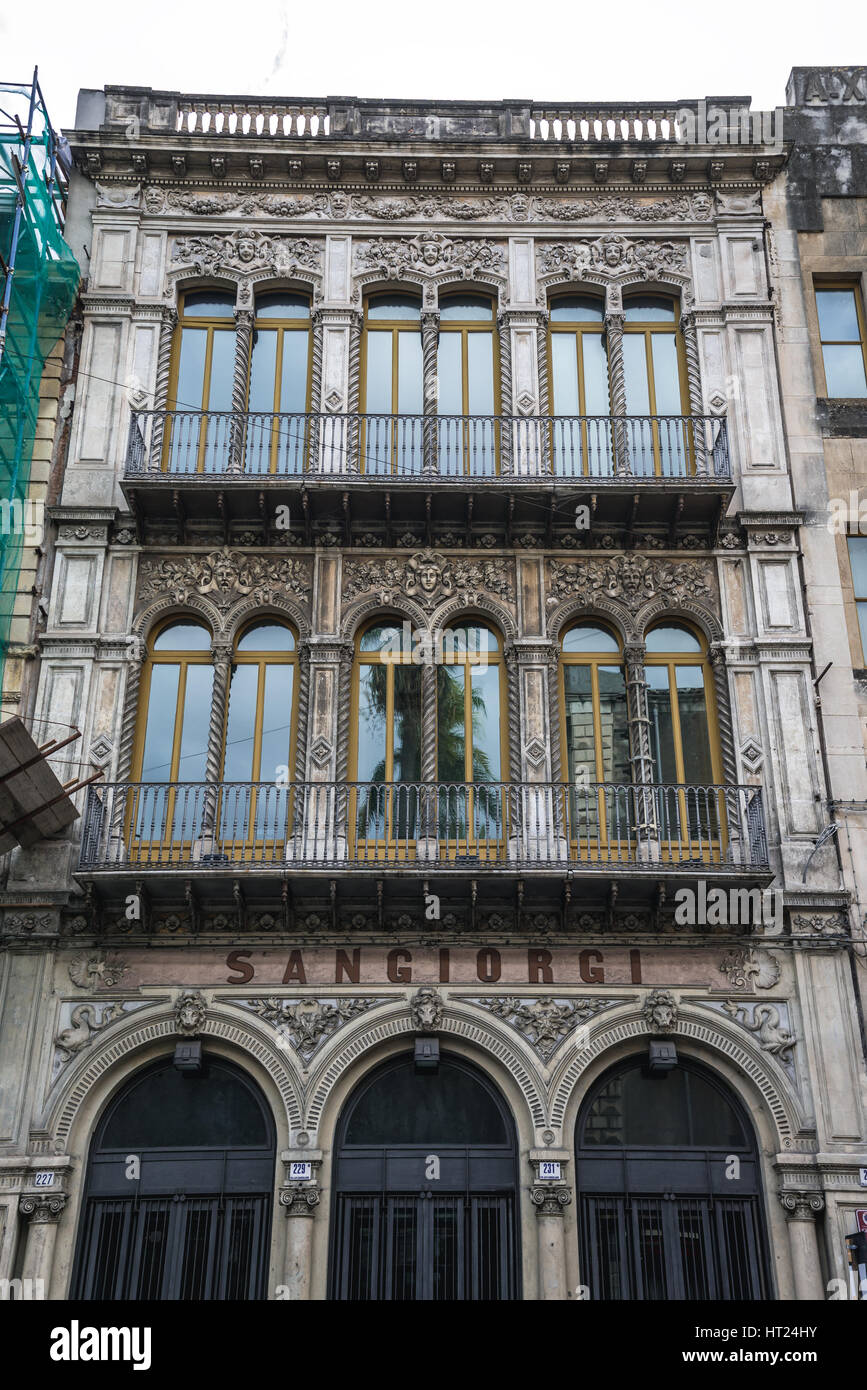 Façade du bâtiment (Teatro Sangiorgi Sangiorgi Théâtre) dans la ville de Catane sur le côté est de l'île de Sicile, Italie Banque D'Images