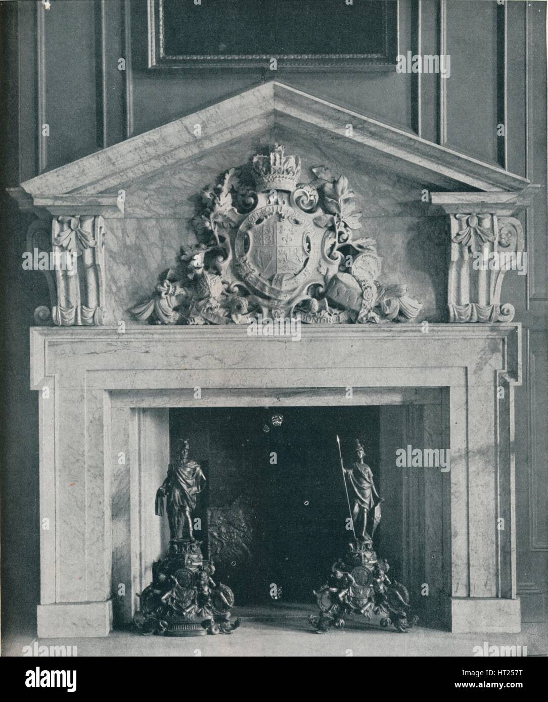 'Marbre sculpté Chimneypiece par William Kent (1685-1748). Dans le Public Dining-Room à Hampton Court, Artiste : Inconnu. Banque D'Images