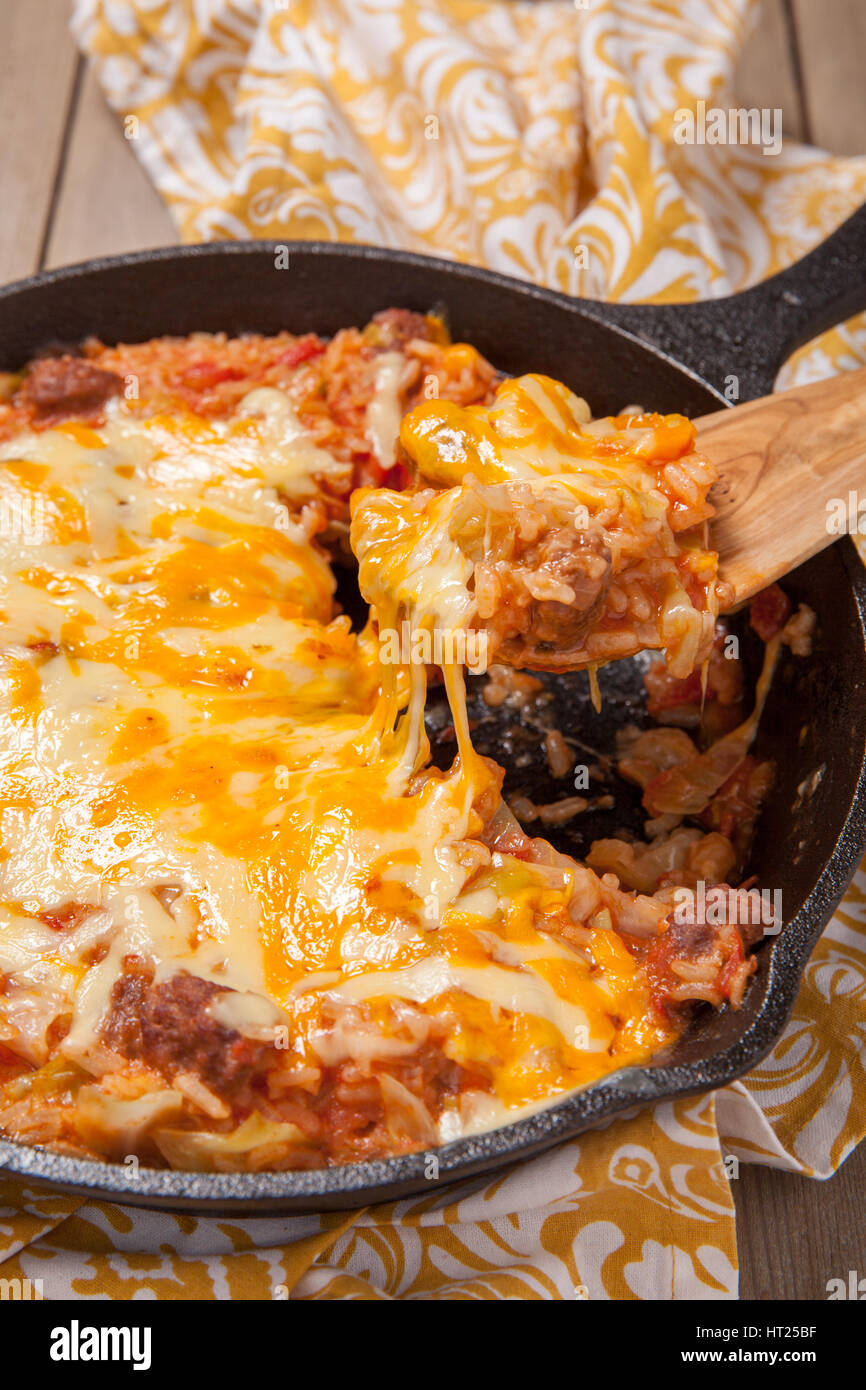 Casserole de chou avec du boeuf, du fromage et de la sauce tomate Banque D'Images