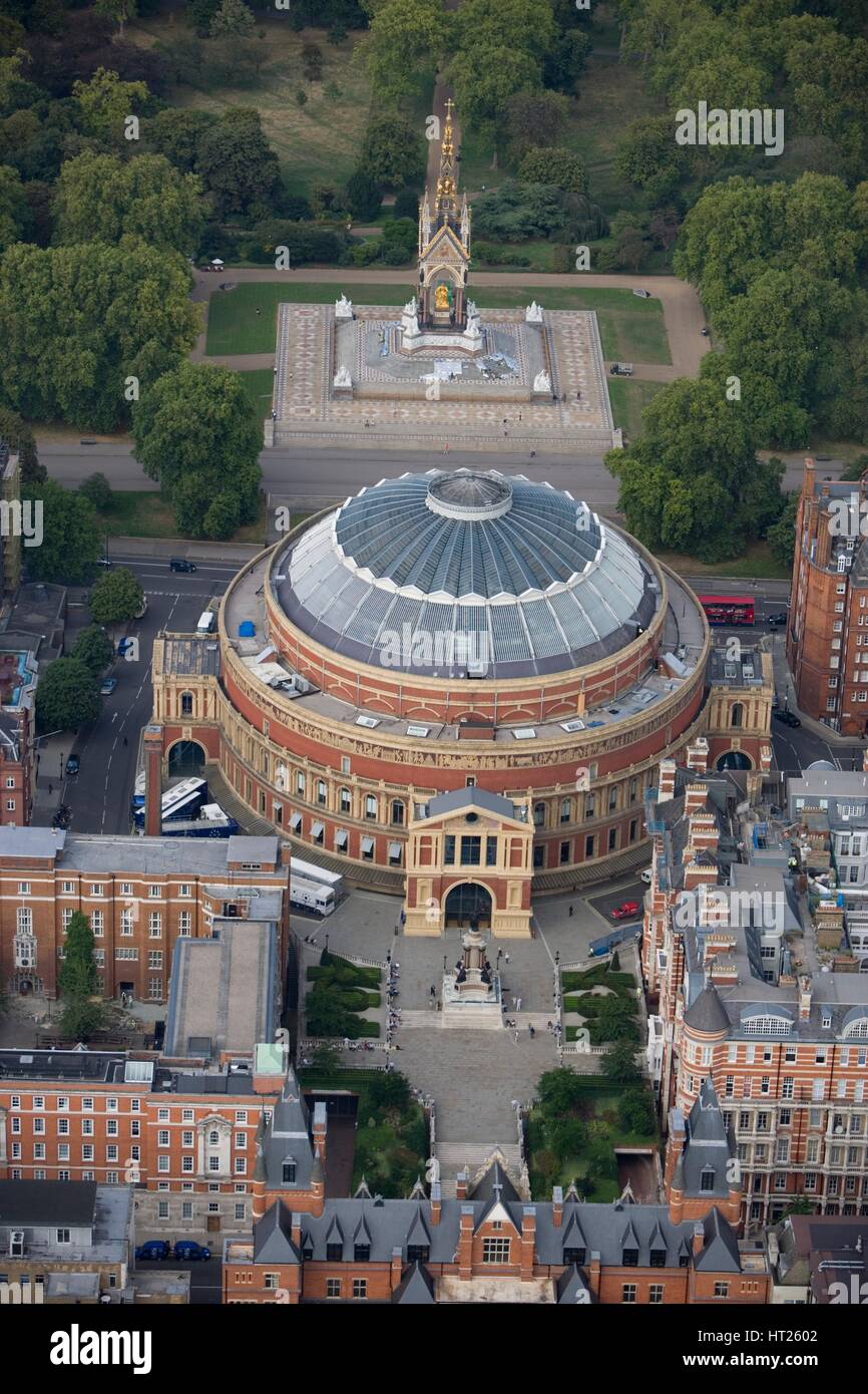 Le Royal Albert Hall et Albert Memorial, Kensington, Londres, 2006. Historique : L'artiste photographe personnel de l'Angleterre. Banque D'Images