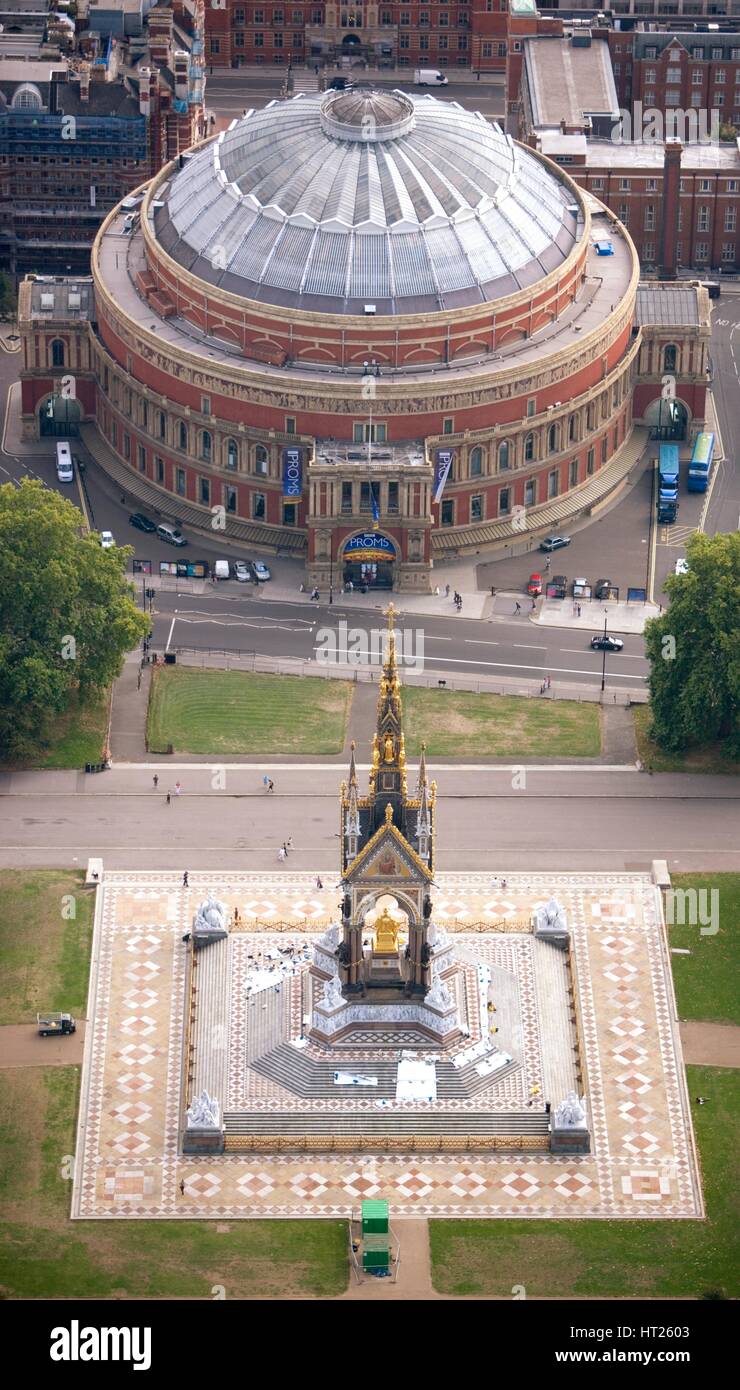 Le Royal Albert Hall et Albert Memorial, Kensington, Londres, 2006. Historique : L'artiste photographe personnel de l'Angleterre. Banque D'Images