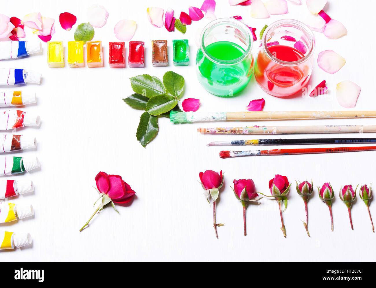 Artiste au travail, designer. Les peintures, pinceaux, fleurs et roses. Concept Art et d'inspiration. Haut de la vue, télévision Banque D'Images