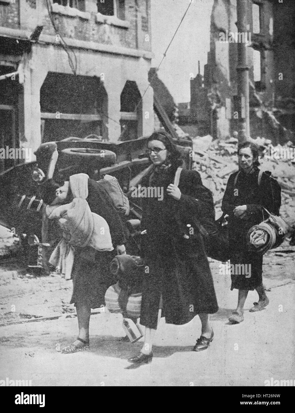 "Les troupes britanniques tenir à Louvain en tant que réfugiés quittent la ville', 1940, (1940). Artiste : Inconnu. Banque D'Images