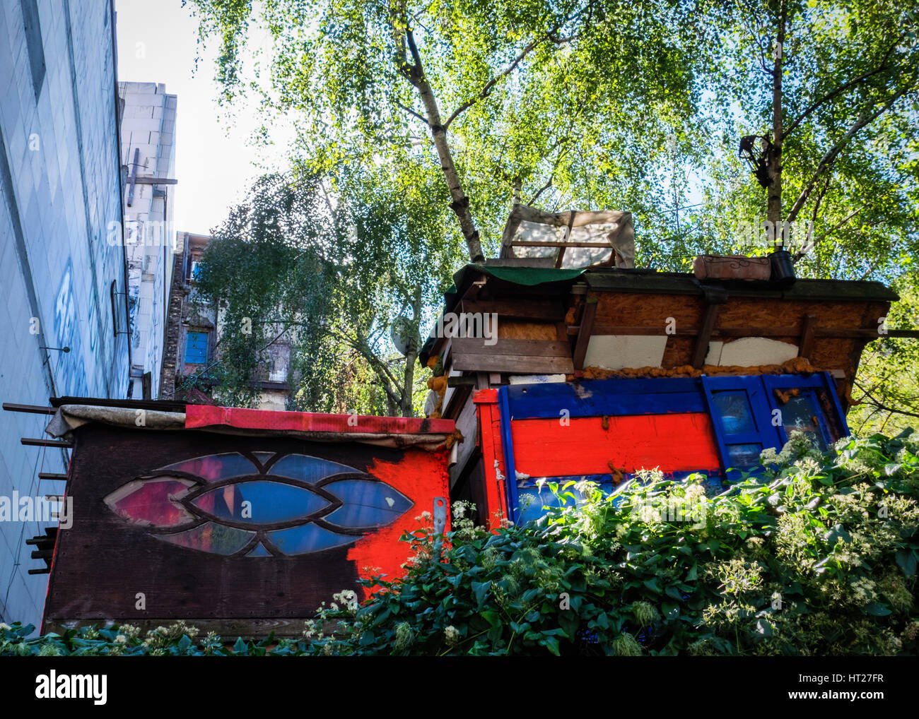 Berlin, Kreuzberg, Kaiserdamm 82, 13 Köpe 137 Squat. Un mur extérieur d'anciens bâtiments habités par des squatters. maisons en utilisant des matériaux recyclés, régénérés Banque D'Images