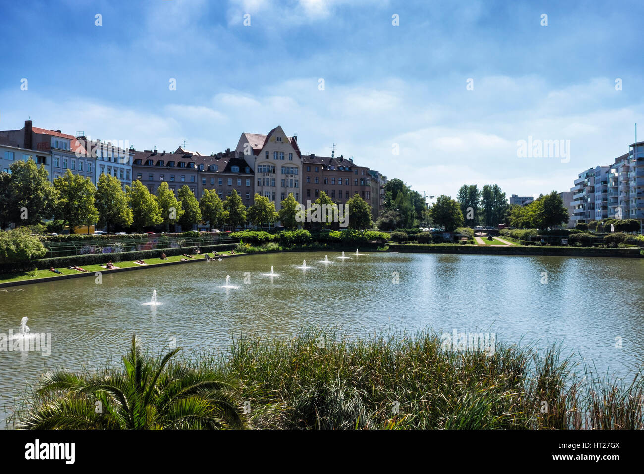 Parc Engelbecken de Berlin. Un parc de la ville avec lac agréable, café et jardin fleuri utilisé pour les pique-niques et les loisirs.barrage ornemental sur la frontière Mitte-Kreuzberg Banque D'Images