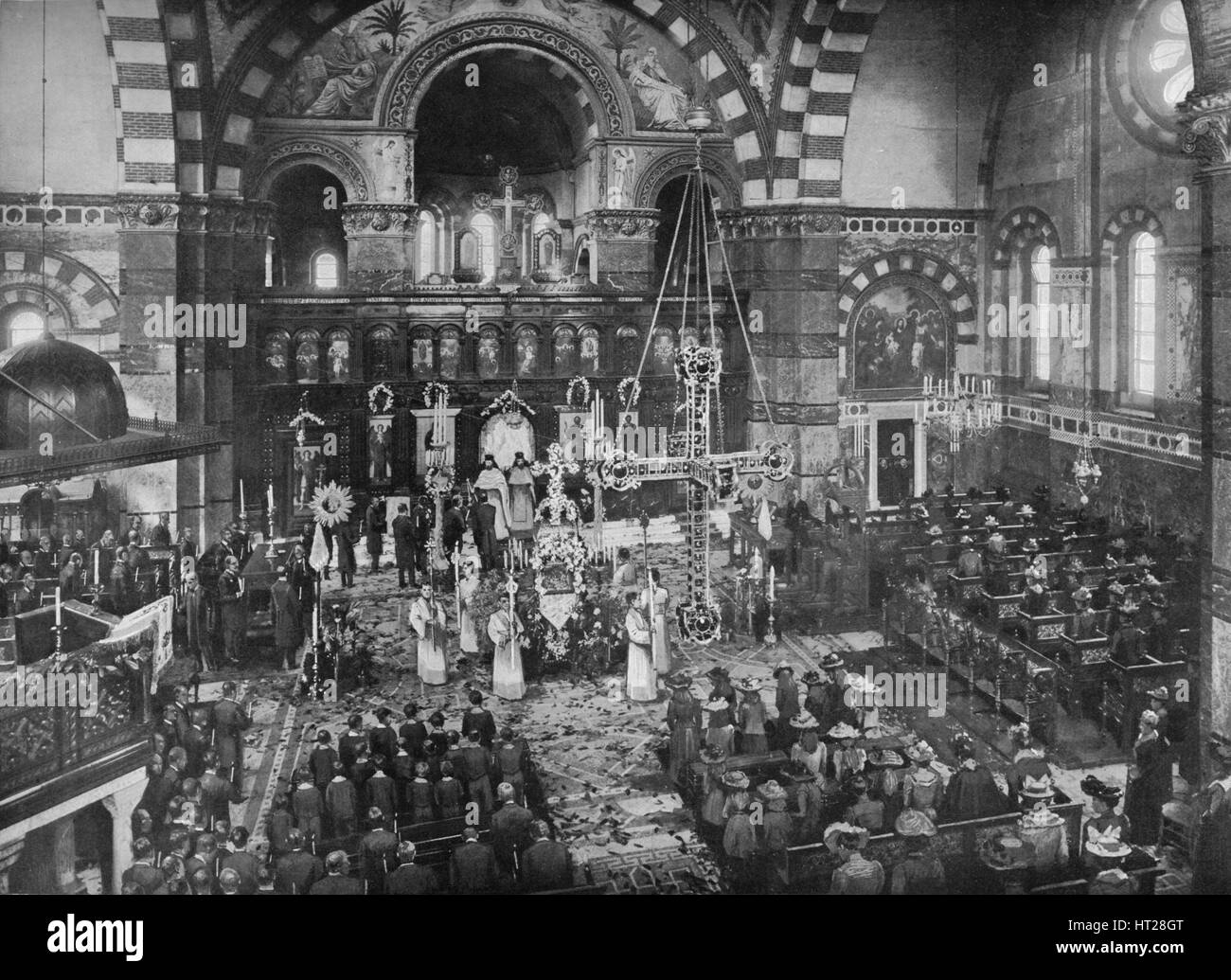 Le dimanche de Pâques au service de l'Eglise grecque, Bayswater, Londres, c1903 (1903). Artiste : Inconnu. Banque D'Images