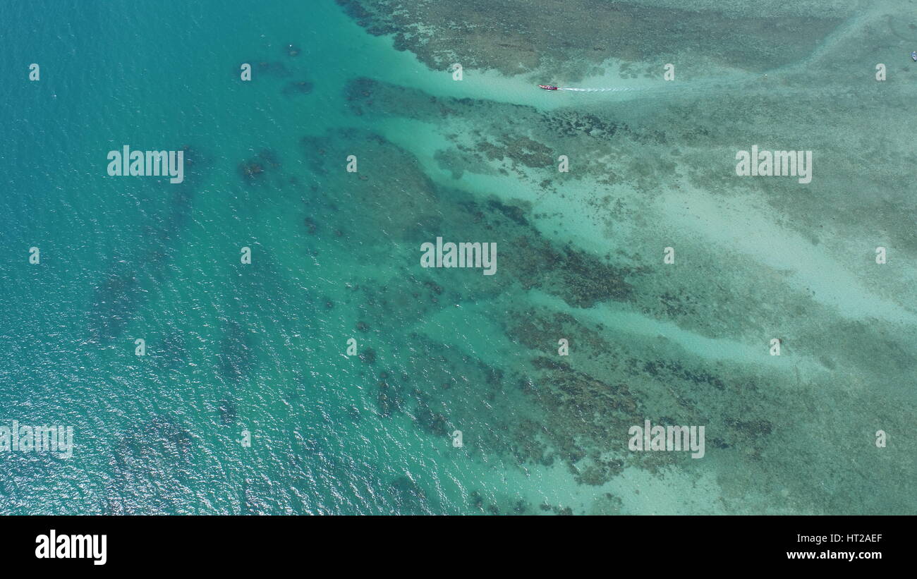 Voir photo en haut de l'antenne de la côte rocheuse et la surface de l'eau avec voile Banque D'Images