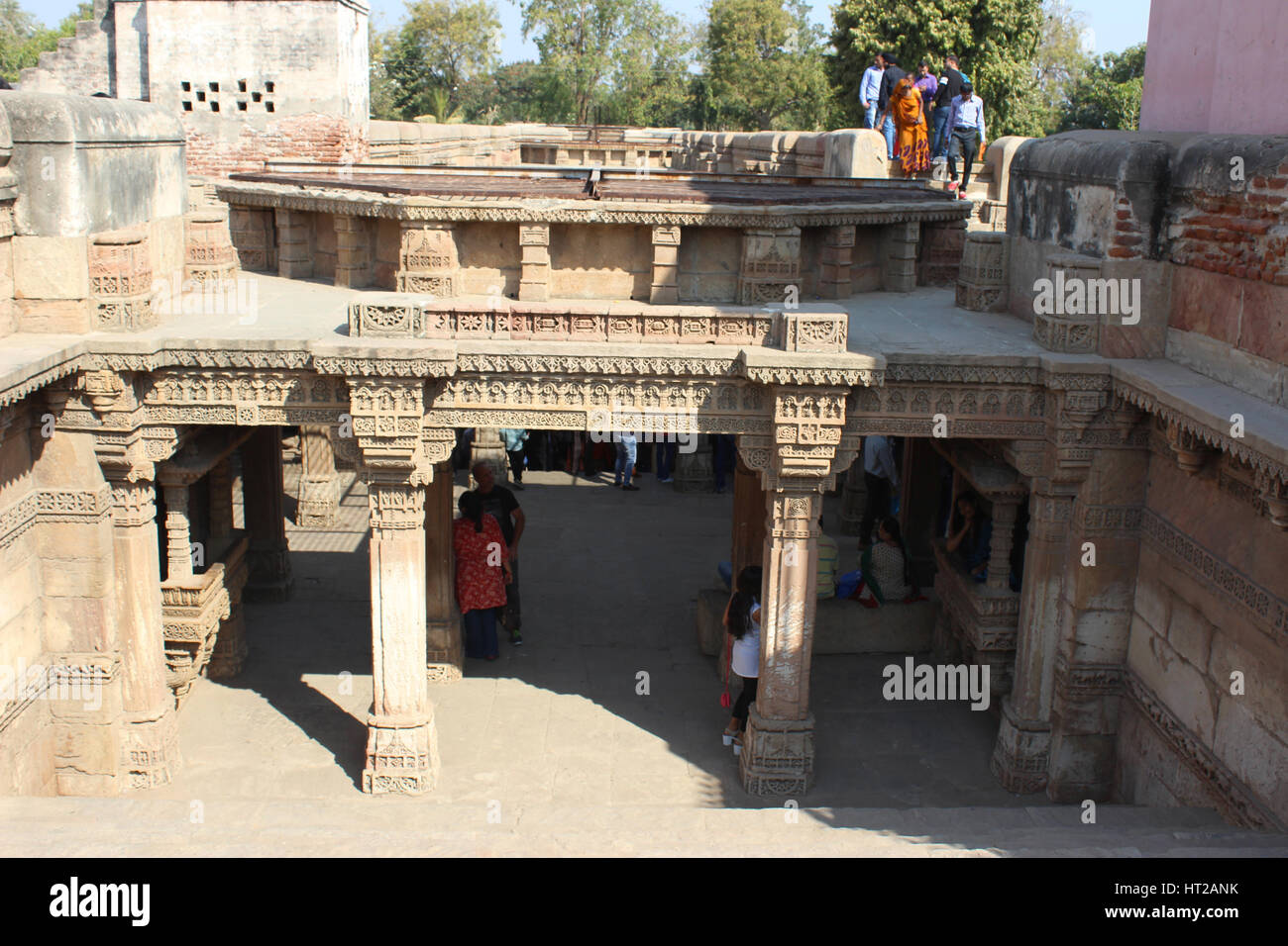 Vue de l'entrée ouest du haut. Les touristes à Adalaj Cage à Ahmedabad, Gujarat, Inde .La cage a été construit en 1498 par le roi Mohammed Begda Banque D'Images