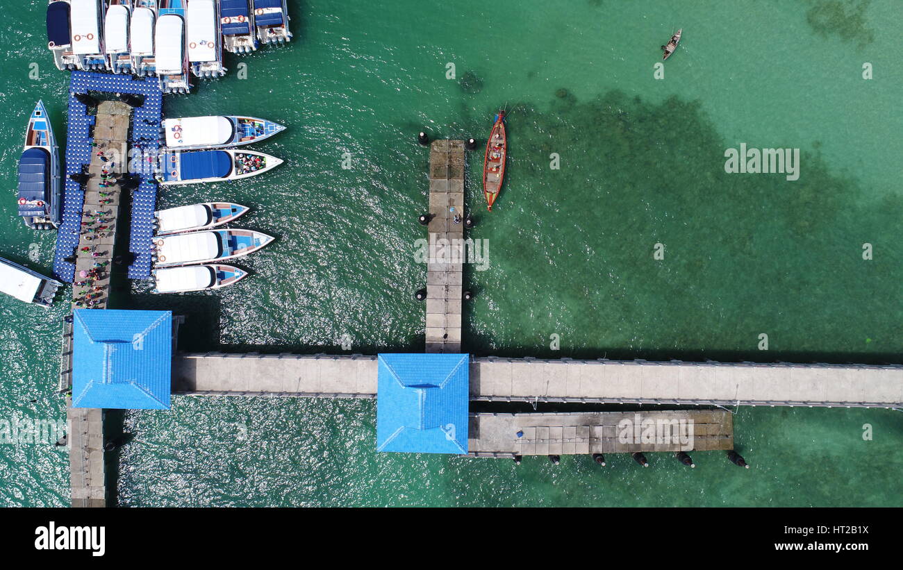Drone aérien haut voir photo de la jetée sur la plage de Rawai à Phuket, Thaïlande Banque D'Images