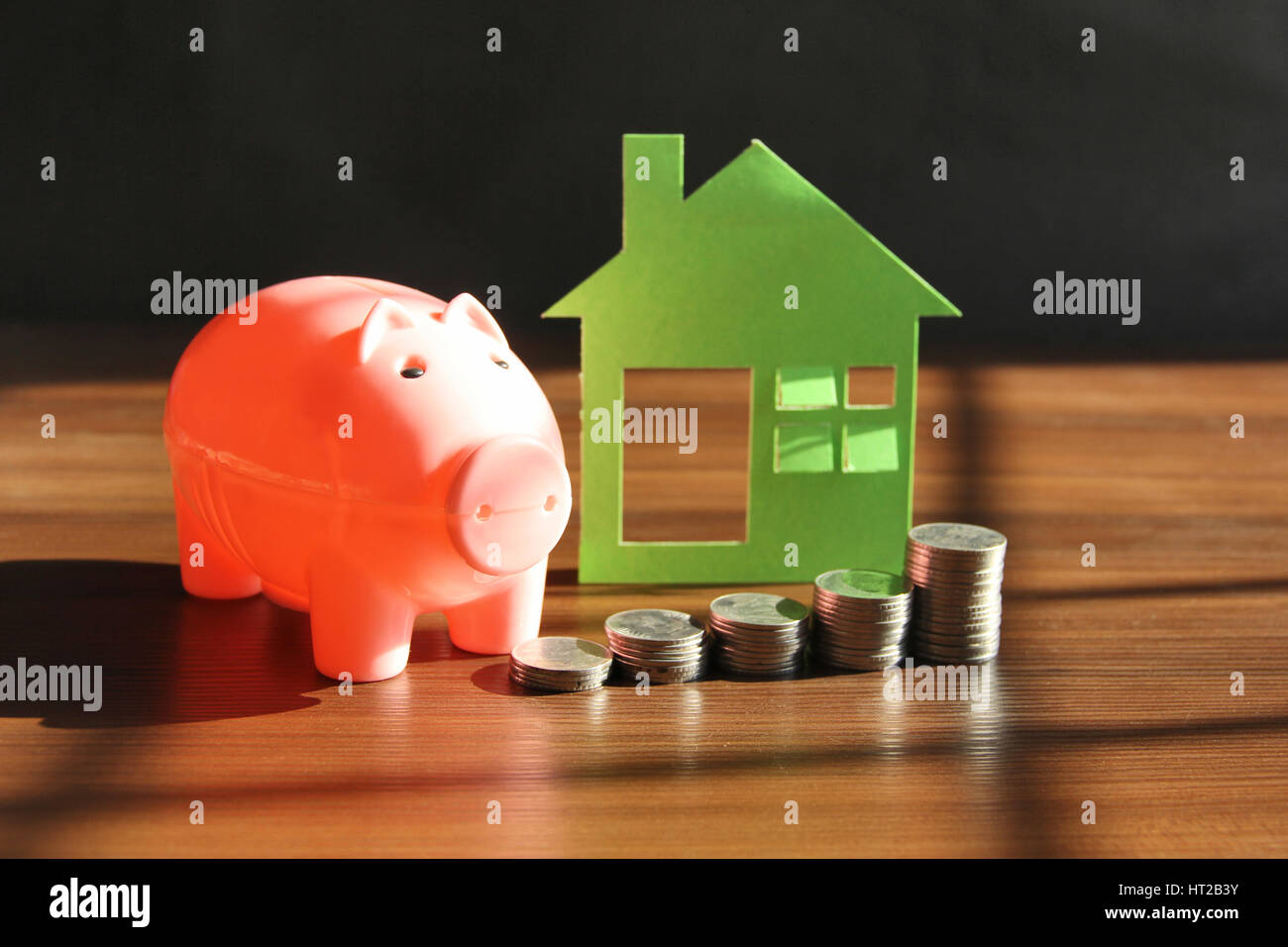 Économiser de l'argent pour acheter maison ou maison. Piggy bank with coins Banque D'Images