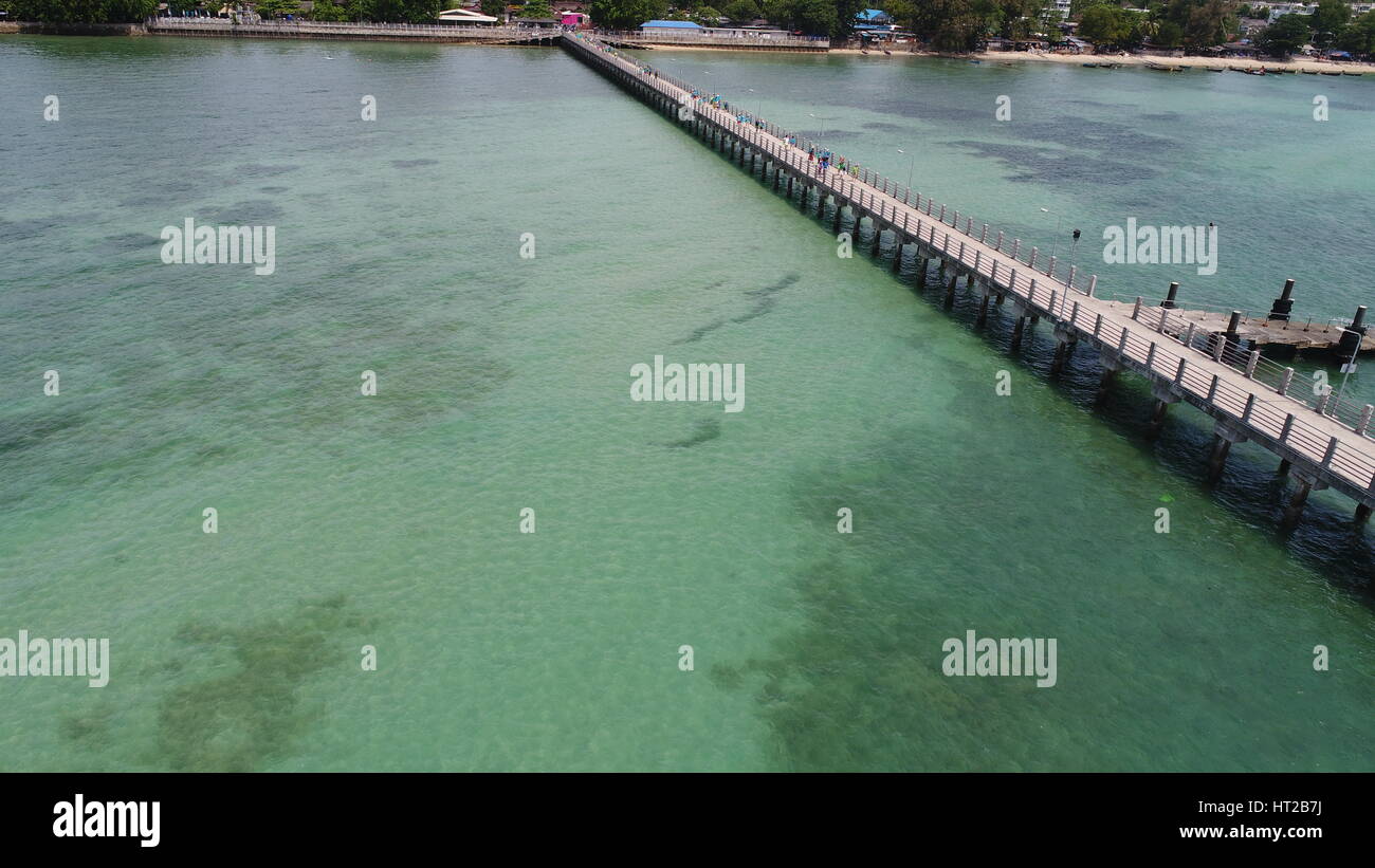 Drone aérien photo de pier sur la plage de Rawai à Phuket, Thaïlande Banque D'Images