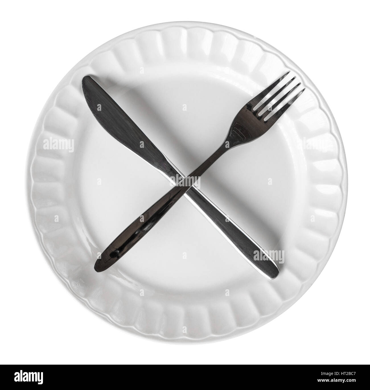Le jeûne intermittent concept avec fourchette et couteau montrant les symbole sur plaque blanche, isolated on white Banque D'Images