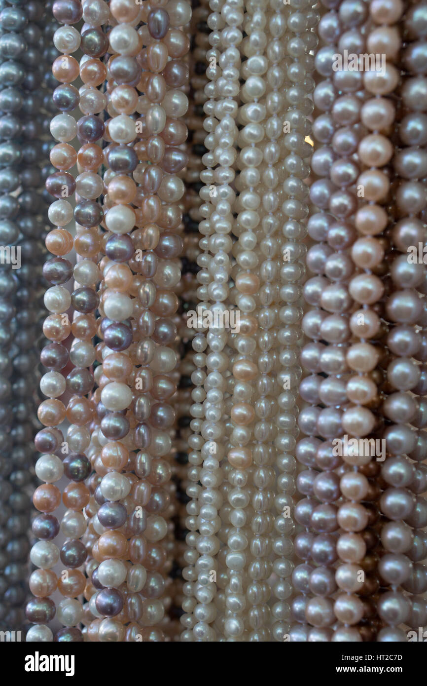 Perles multicolores sur le marché Banque D'Images