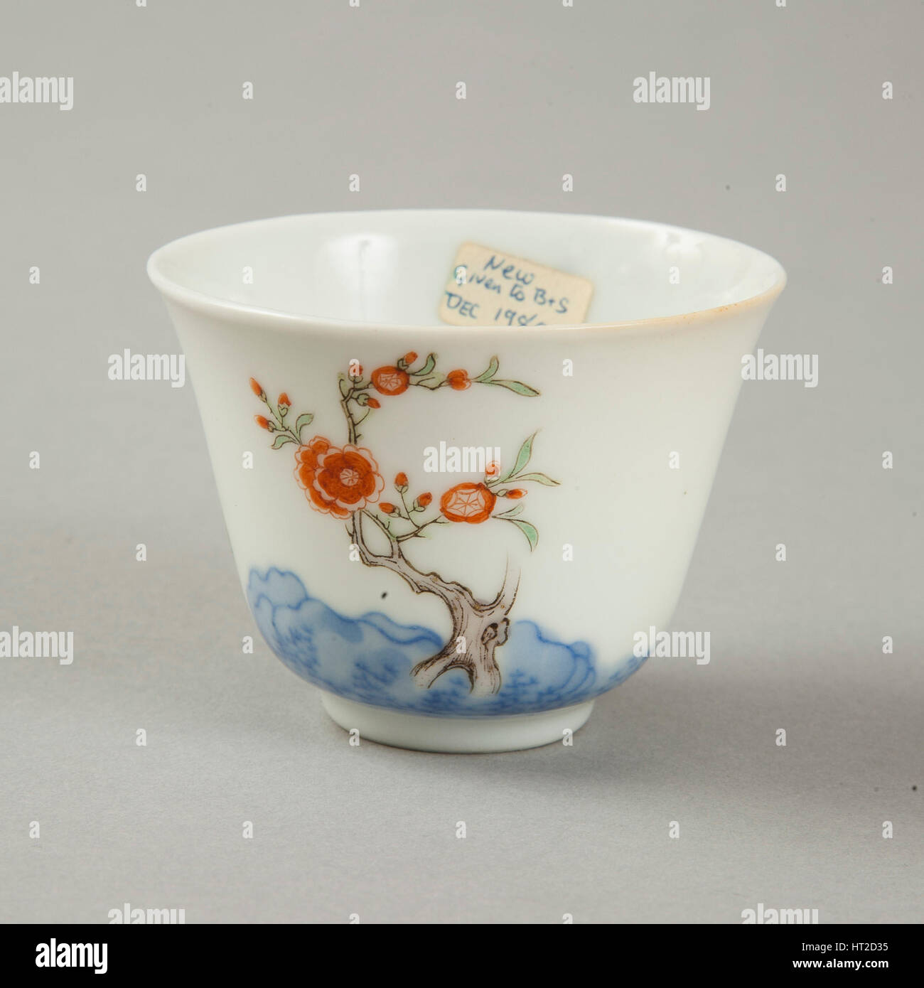 Sous glaçure polychrome et mois bleu tasse avec l'émail, décoration des années 1980. Artiste : Inconnu. Banque D'Images