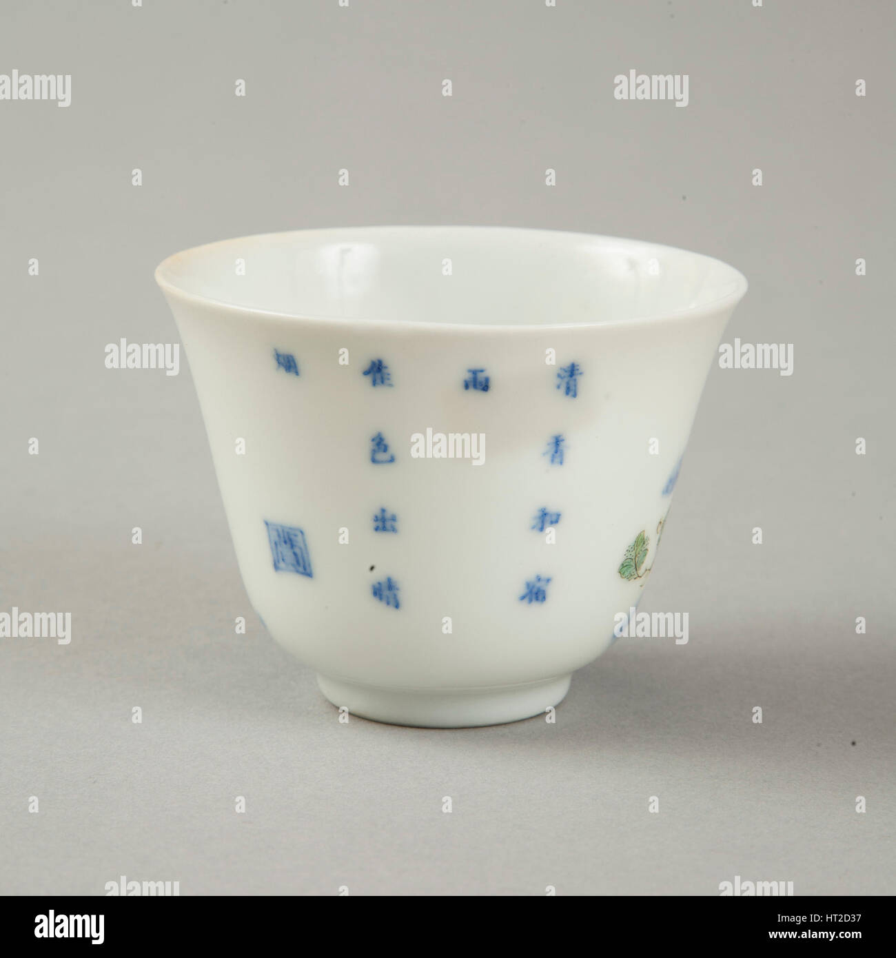 Sous glaçure polychrome et mois bleu tasse avec l'émail, décoration des années 1980. Artiste : Inconnu. Banque D'Images