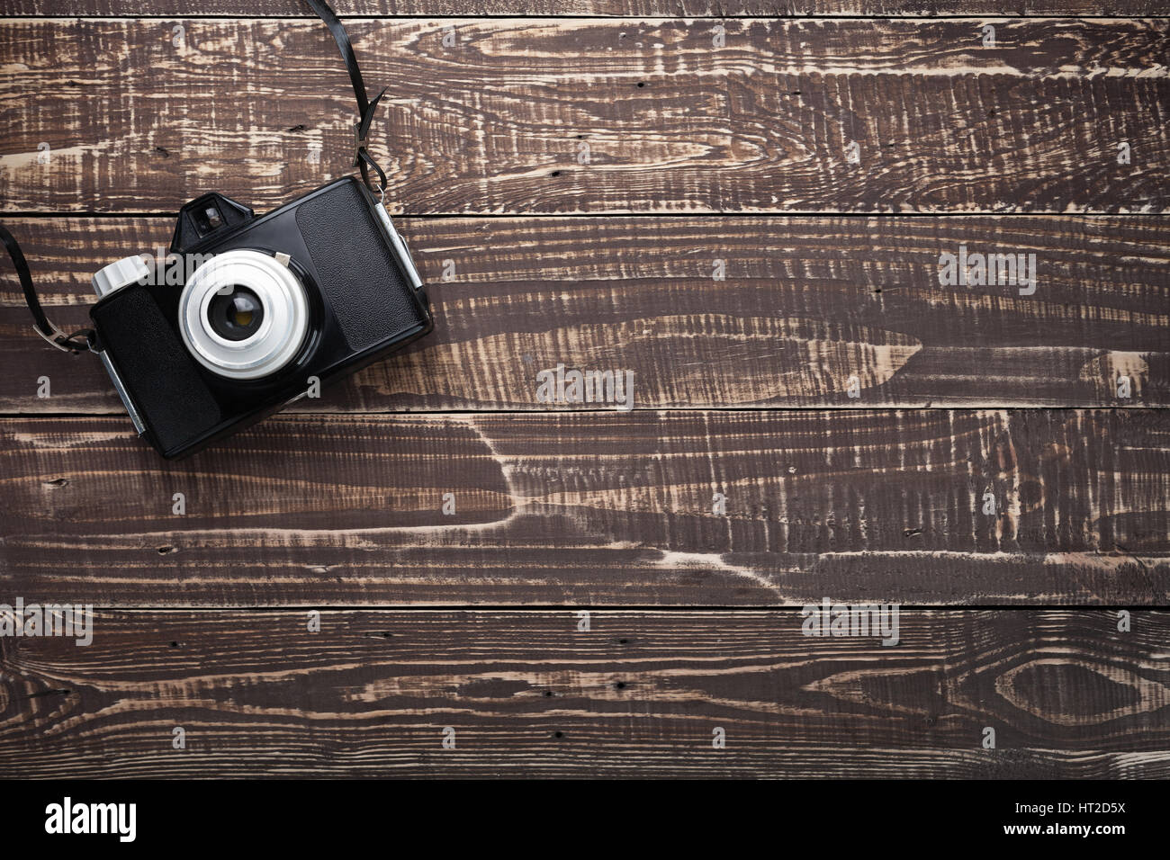 Ancien appareil photo film sur fond bois with copy space Banque D'Images