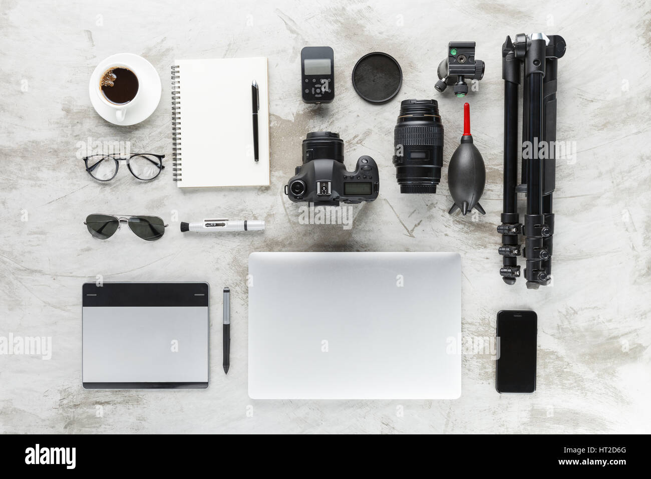 Accessoires de photographie sur table de travail Vue de dessus Banque D'Images