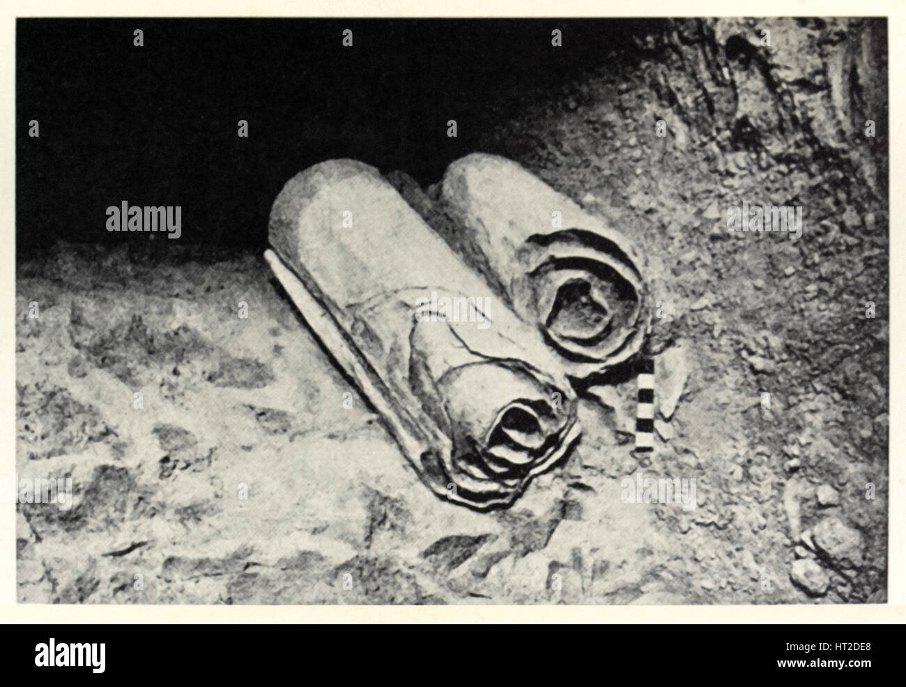 De la Mer Morte. Photo de le rouleau de cuivre comme trouvé dans la grotte 3 de Qumrân par des archéologues en 1952. Banque D'Images