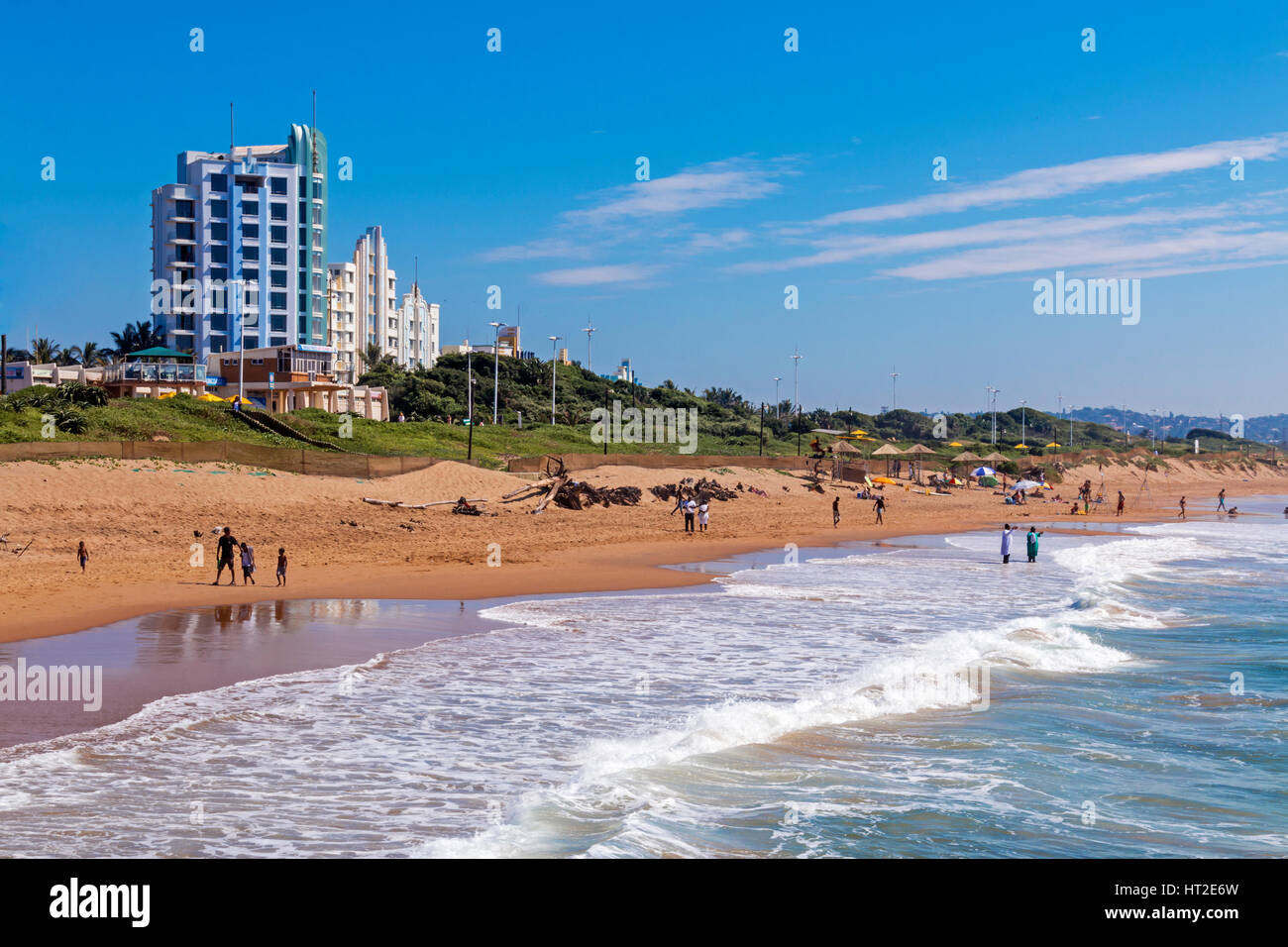 DURBAN, AFRIQUE DU SUD - 5 mars 2017 : Beaucoup de gens inconnus sur le matin, visite de la plage contre le ciel bleu et l'horizon de la ville de Durban en Afrique du Sud Banque D'Images