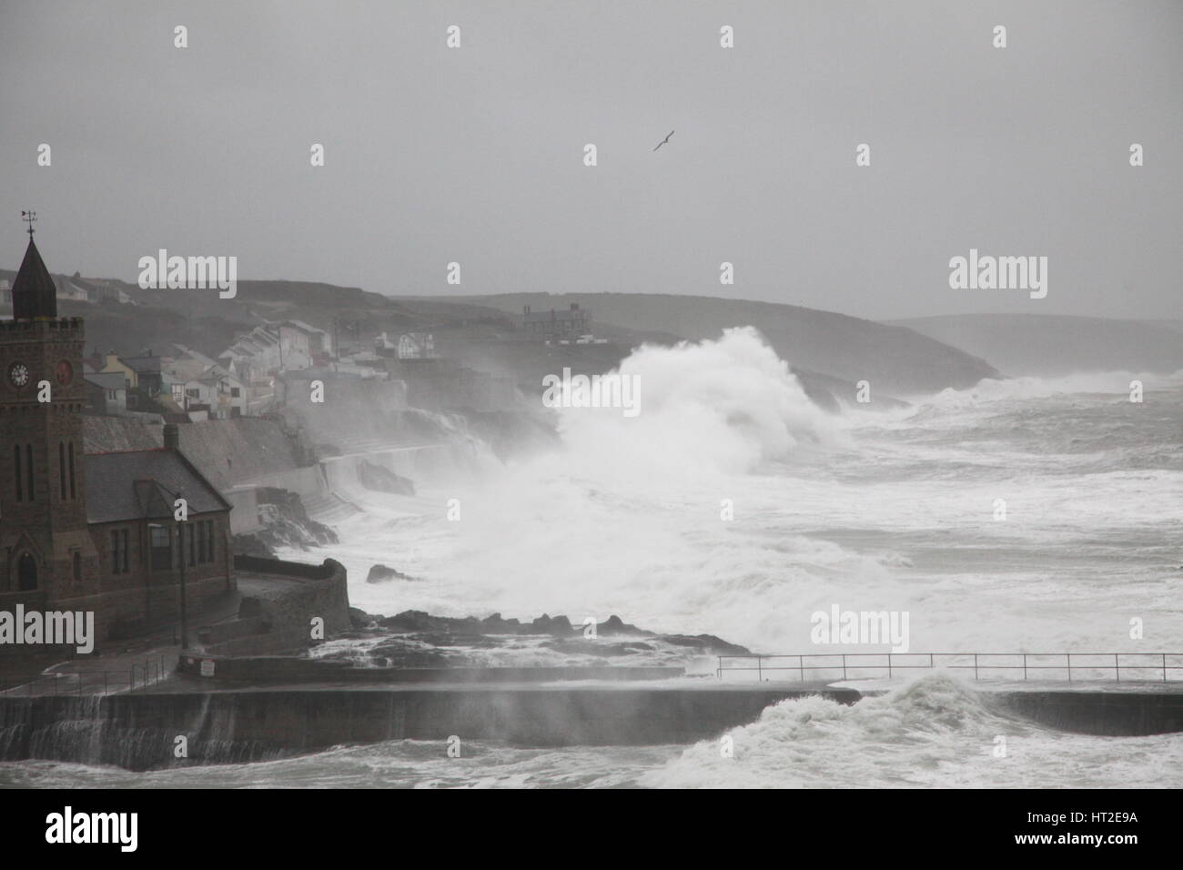 Doris tempête de fouet sur la côte sud de Porthleven et l'Cribbar, Newquay, sur la côte nord. Avec : Doris Tempête Où : Porthleven, Cornwall, United Kingdom Quand : 03 févr. 2017 Banque D'Images