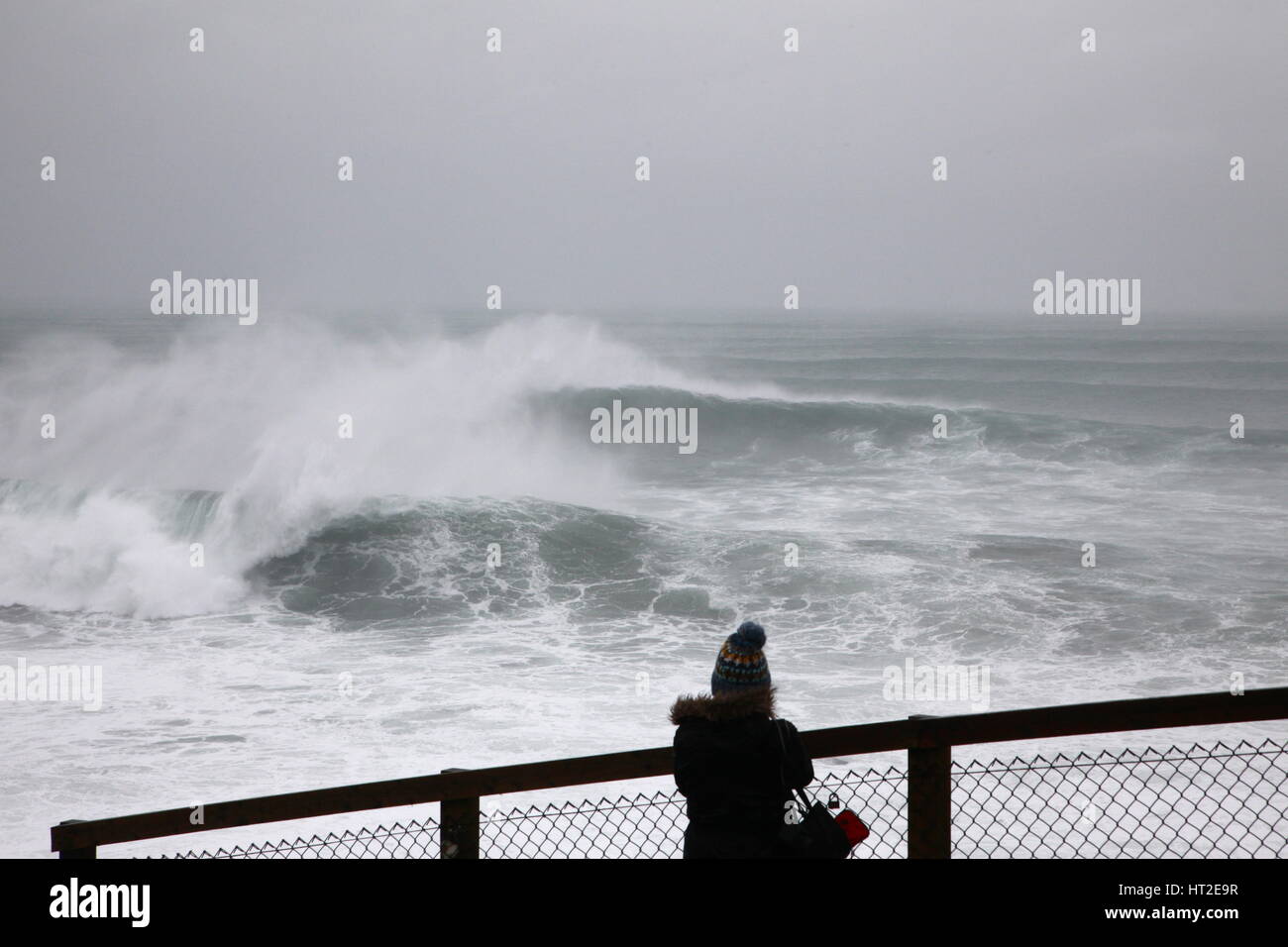 Johnny Leon surfer sur l'Cribbar, Newquay, que Storm Doris fouet la côte nord. Avec : Johnny Leon Où : Newquay, Cornwall, United Kingdom Quand : 03 févr. 2017 Banque D'Images