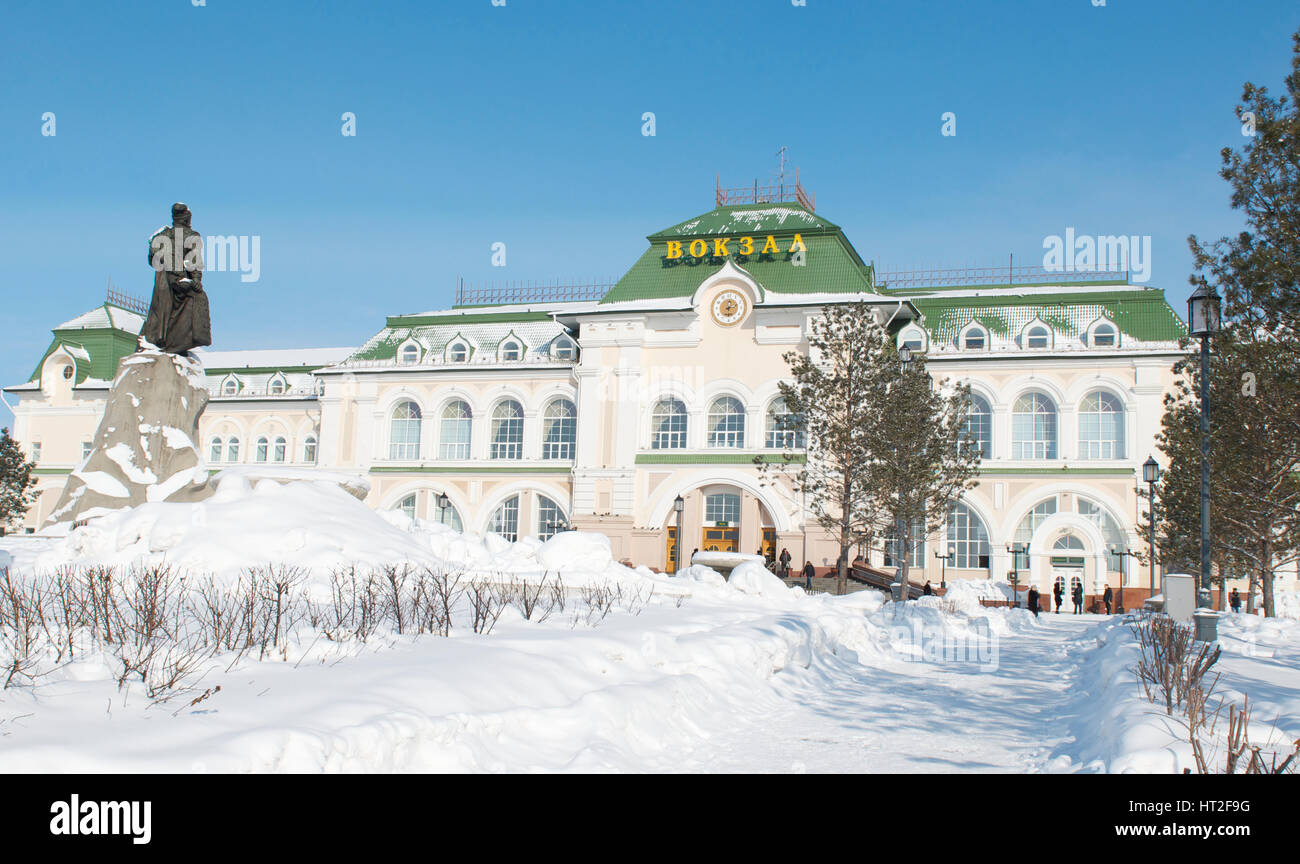 La gare de Khabarovsk récemment rénové avec un statut de Khabarovsk et de fontaines en face sur une froide journée d'hiver avec neige au sol. Khabarovsk est Banque D'Images