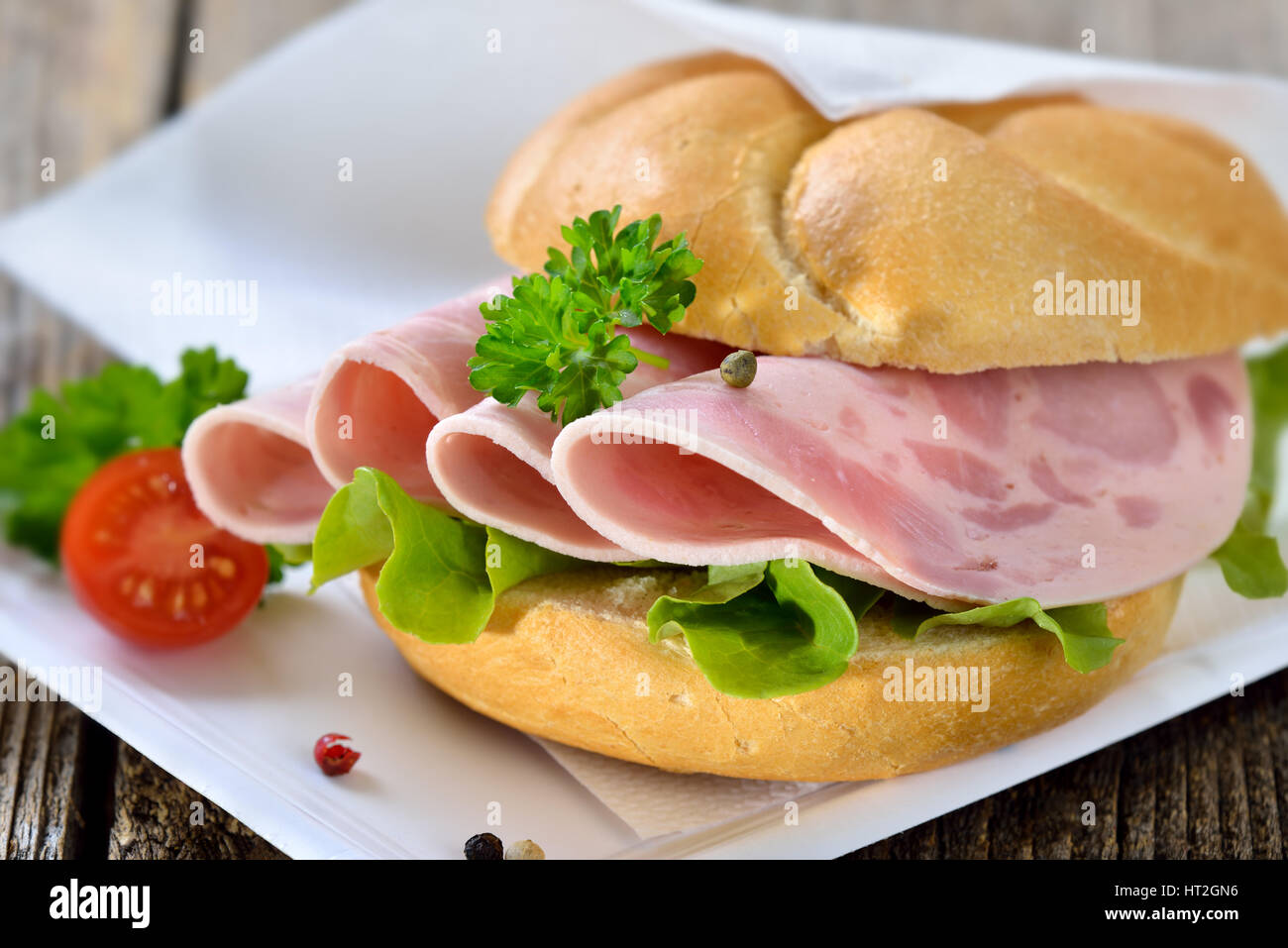 Rouleau croustillant de tranches de saucisse de jambon sur une plaque avec une serviette en papier Banque D'Images