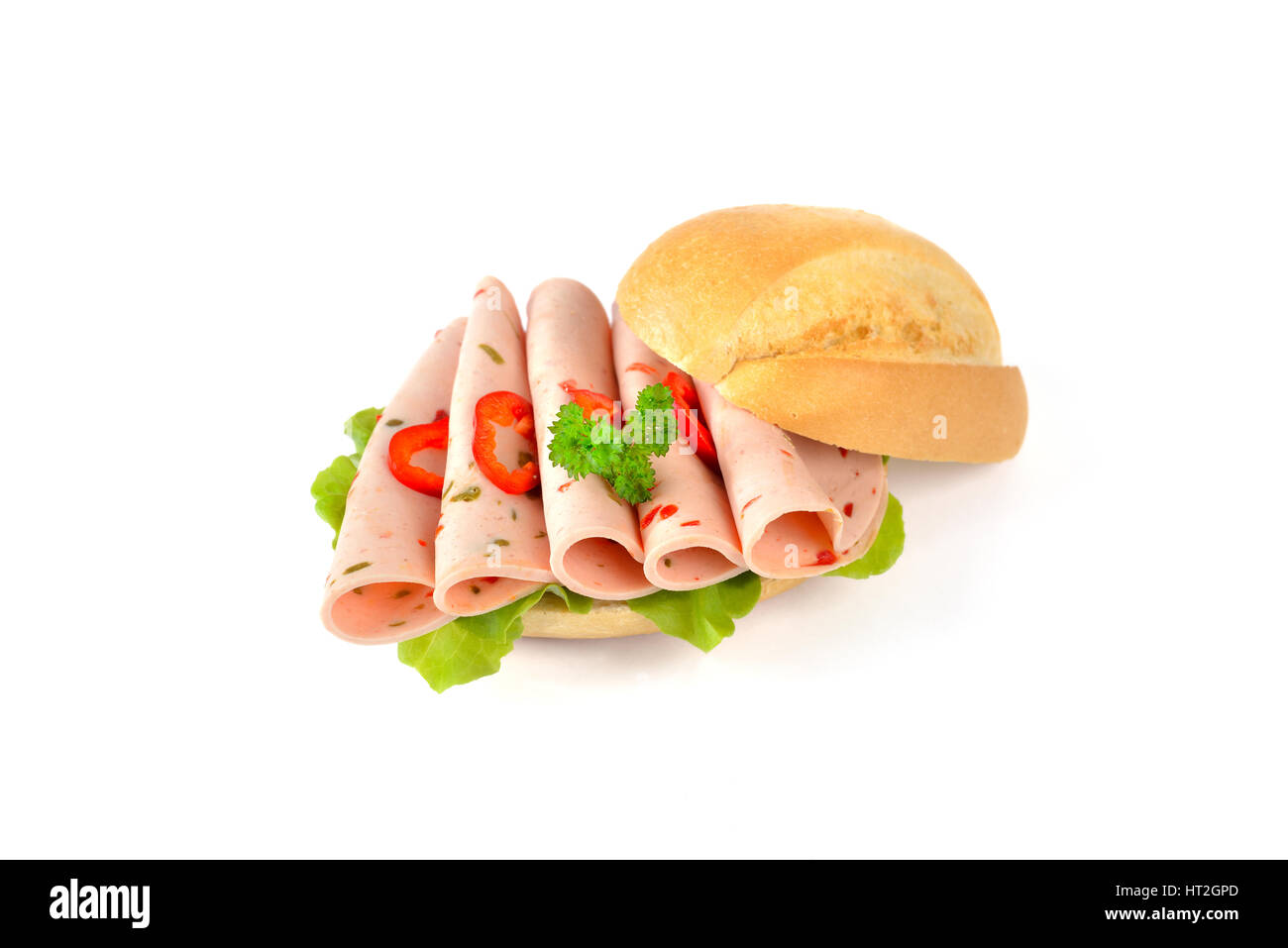 Petit pain frais avec des tranches de poivron saucisse et une feuille de laitue sur fond blanc Banque D'Images