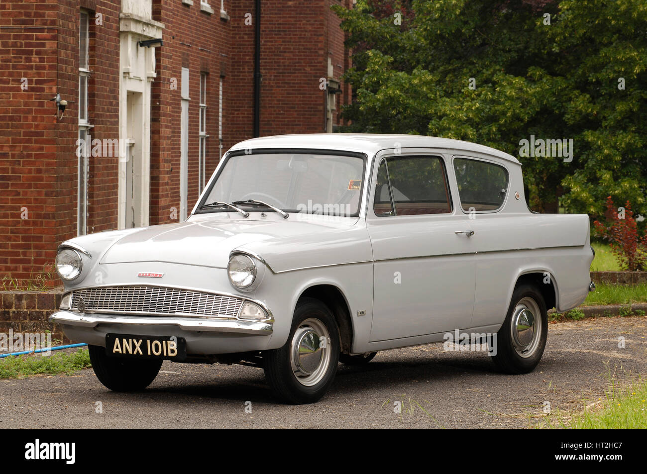 1964 Ford Anglia Deluxe : Artiste inconnu. Banque D'Images