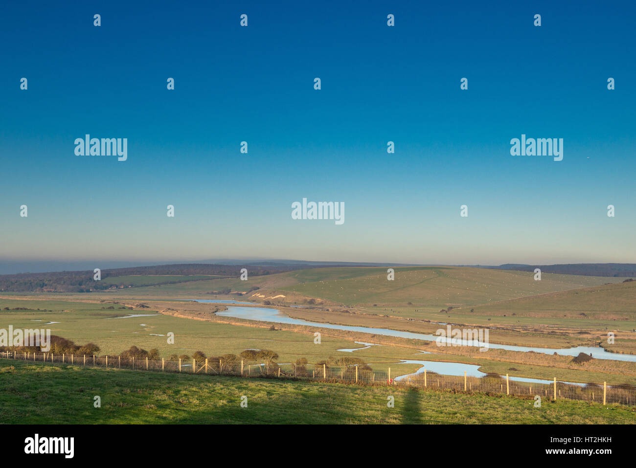 L'ensemble du nord vers la vallée Cuckmere Exceat de près de Seaford Head dans le Sussex, à la fin de l'après-midi soleil. Banque D'Images