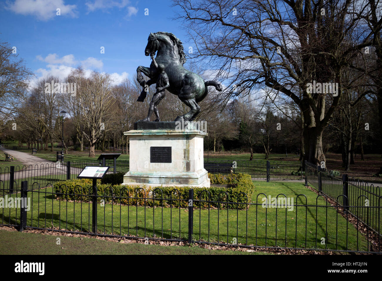 Sir Alfred Bird sculpture Memorial Park, Malvern, Solihull, West Midlands, England, UK Banque D'Images