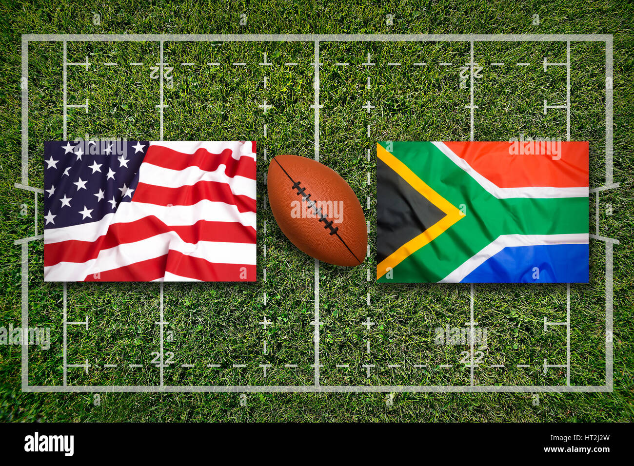 Les États-Unis et l'Afrique du Sud les drapeaux sur terrain de rugby vert Banque D'Images
