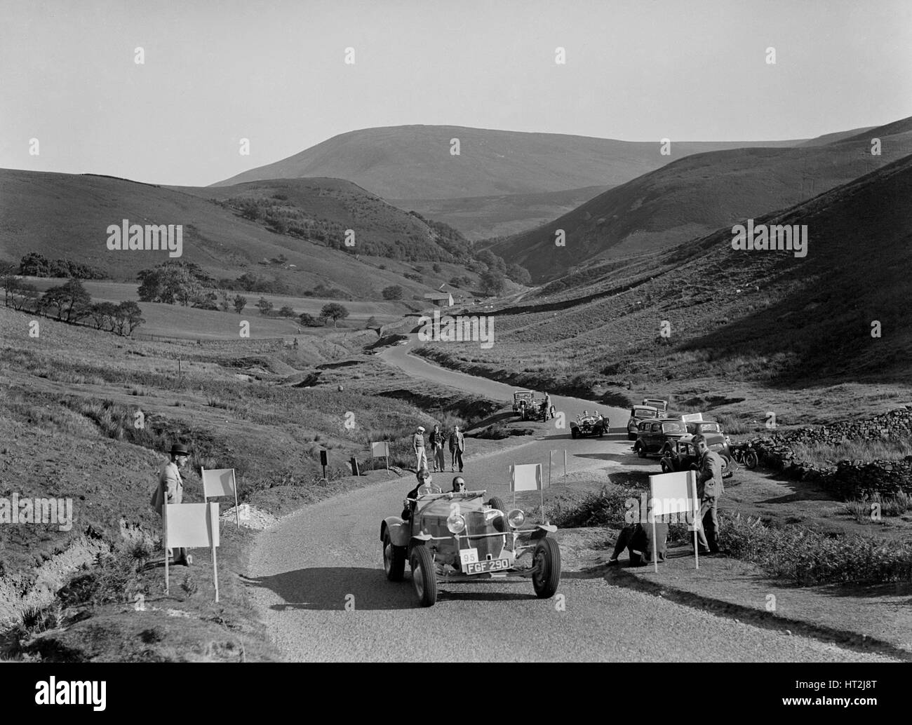 K Hutchison's winning Allard R Spécial Fielding Jaguar SS au rallye de Blackpool, 1939. Artiste : Bill Brunell. Banque D'Images