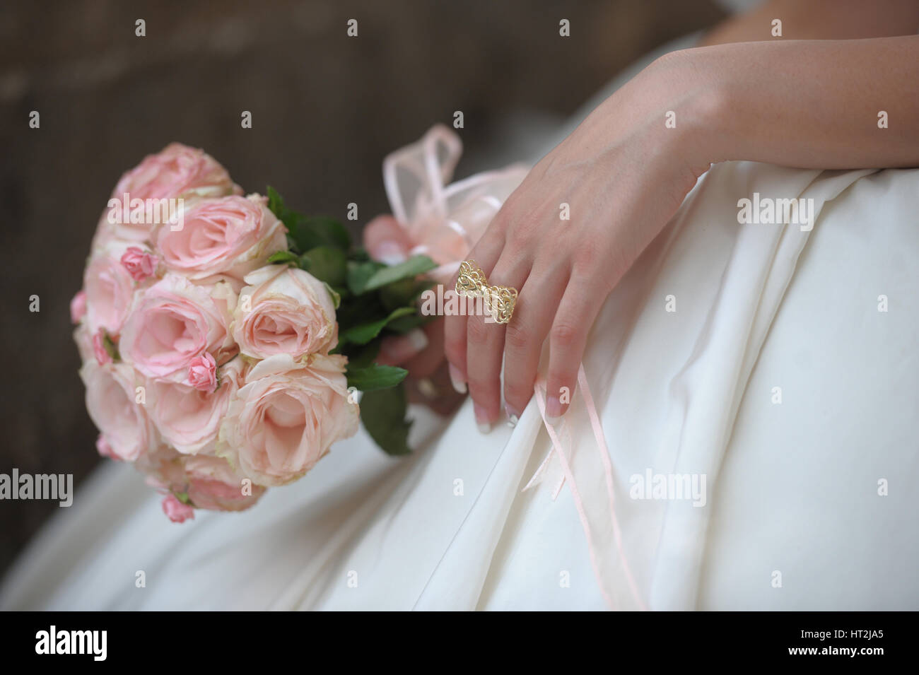 Bouquet de mariage dans les mains de la mariée. Banque D'Images