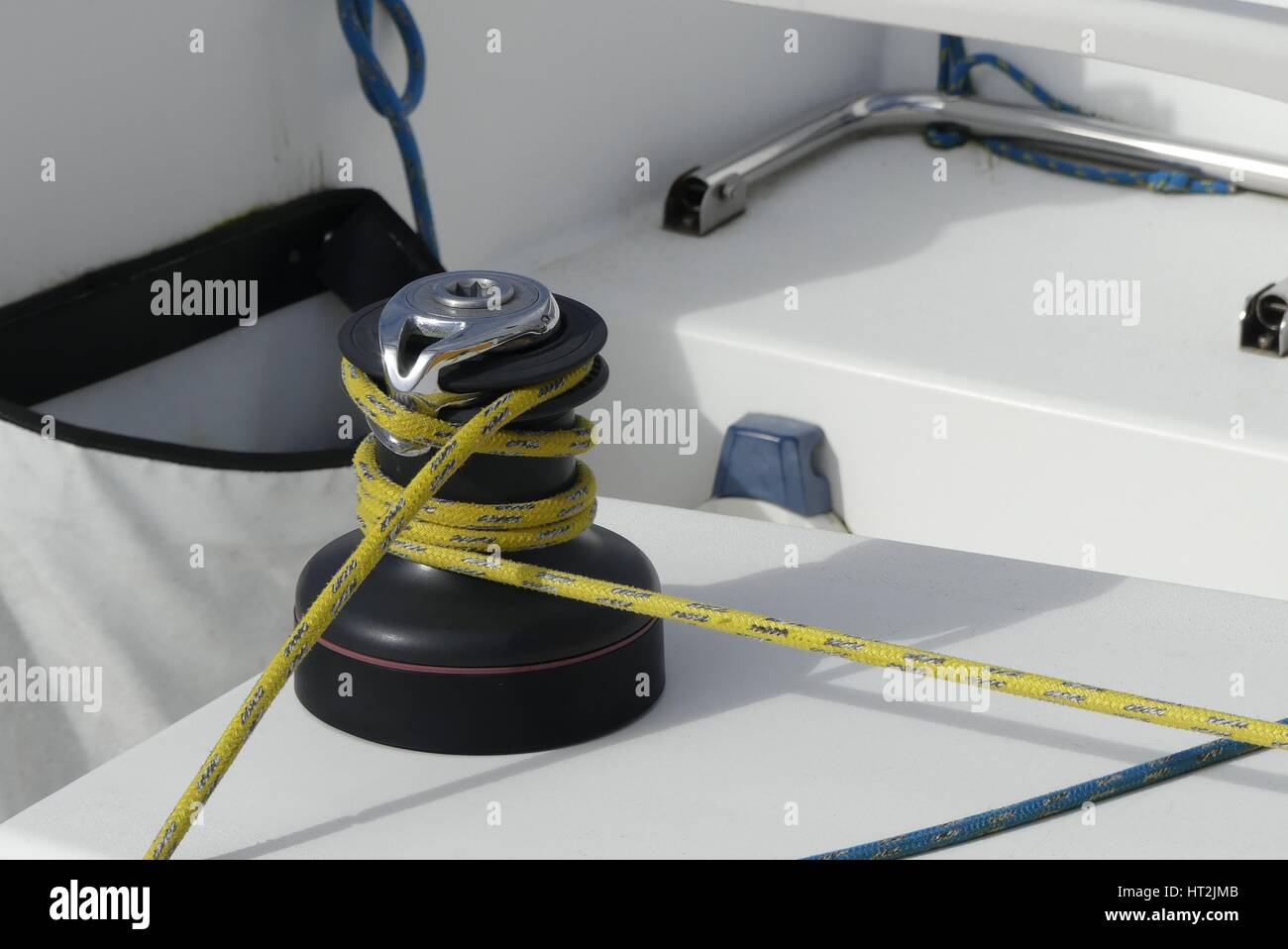 Détails d'une corde jaune sécurisée sur le treuil sur bateau à voile racer, concept nautique Banque D'Images