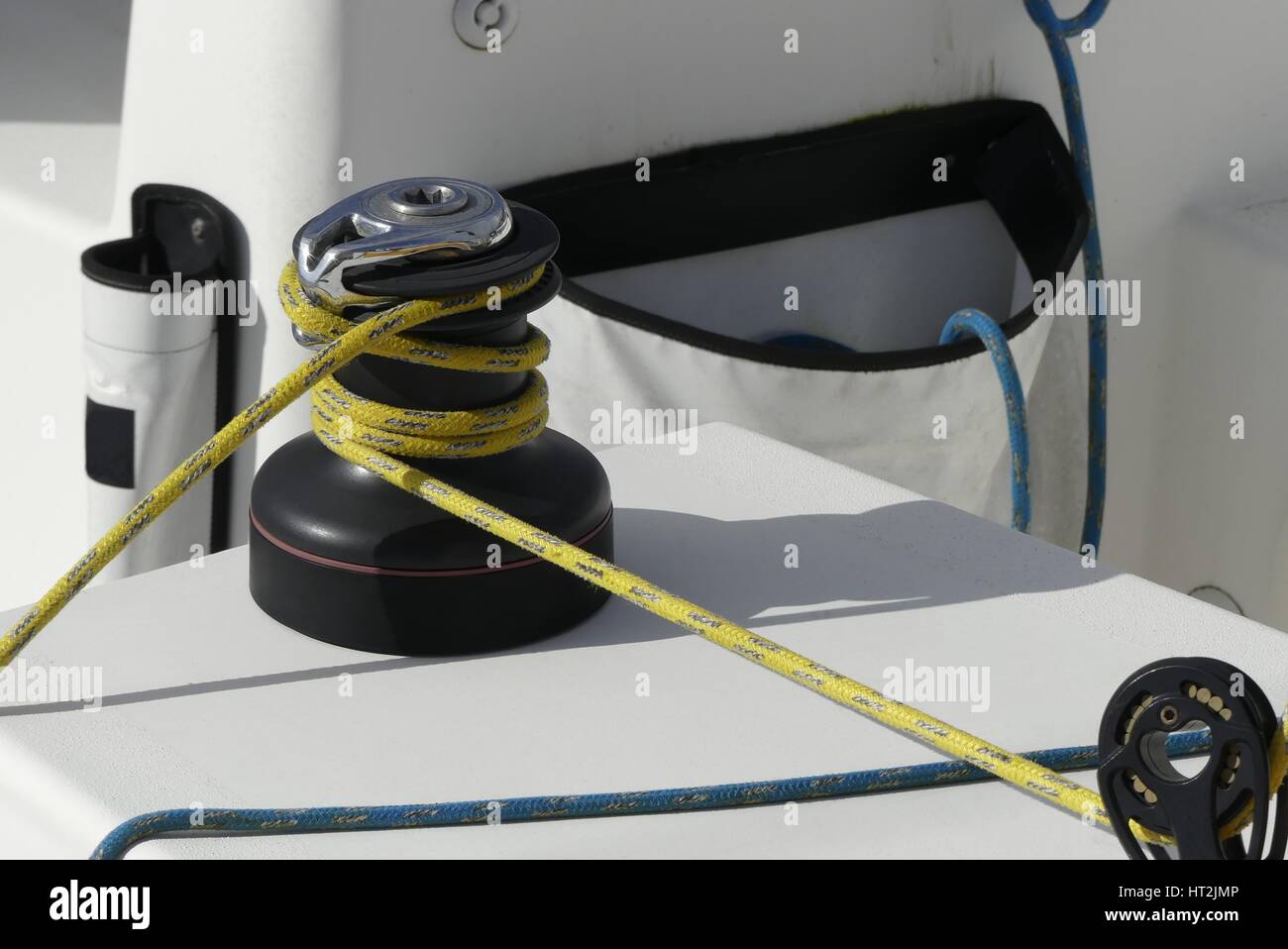 Détails d'une corde jaune sécurisée sur le treuil sur bateau à voile racer, concept nautique Banque D'Images