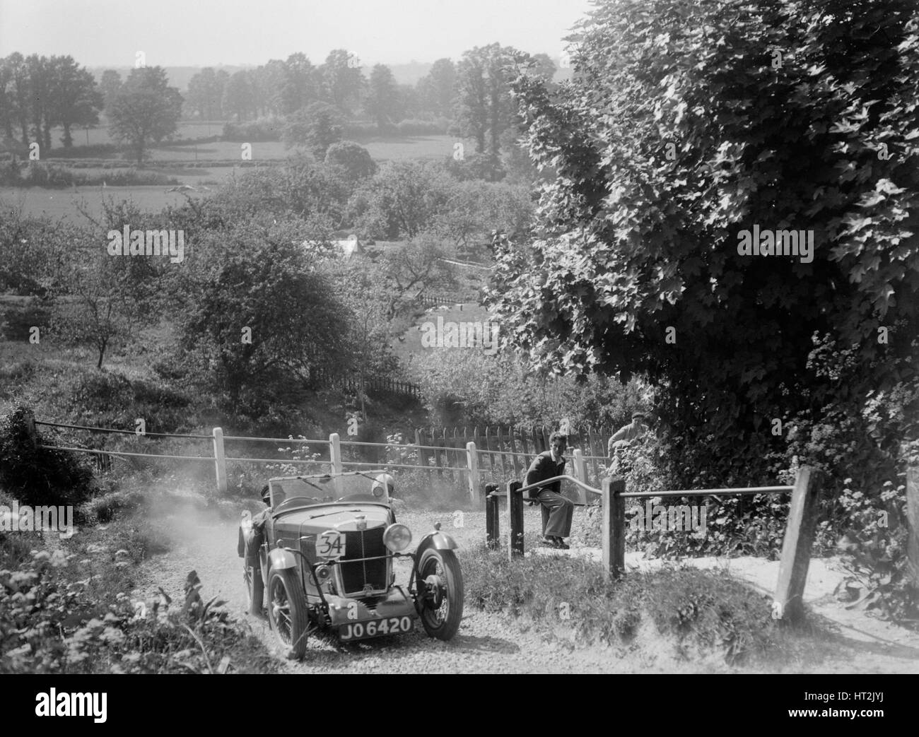 1933 MG J2 Standard en prenant part à une West Hants Lumière Car Club Ibberton Hill, procès, Dorset, 1930. Artiste : Bill Brunell. Banque D'Images