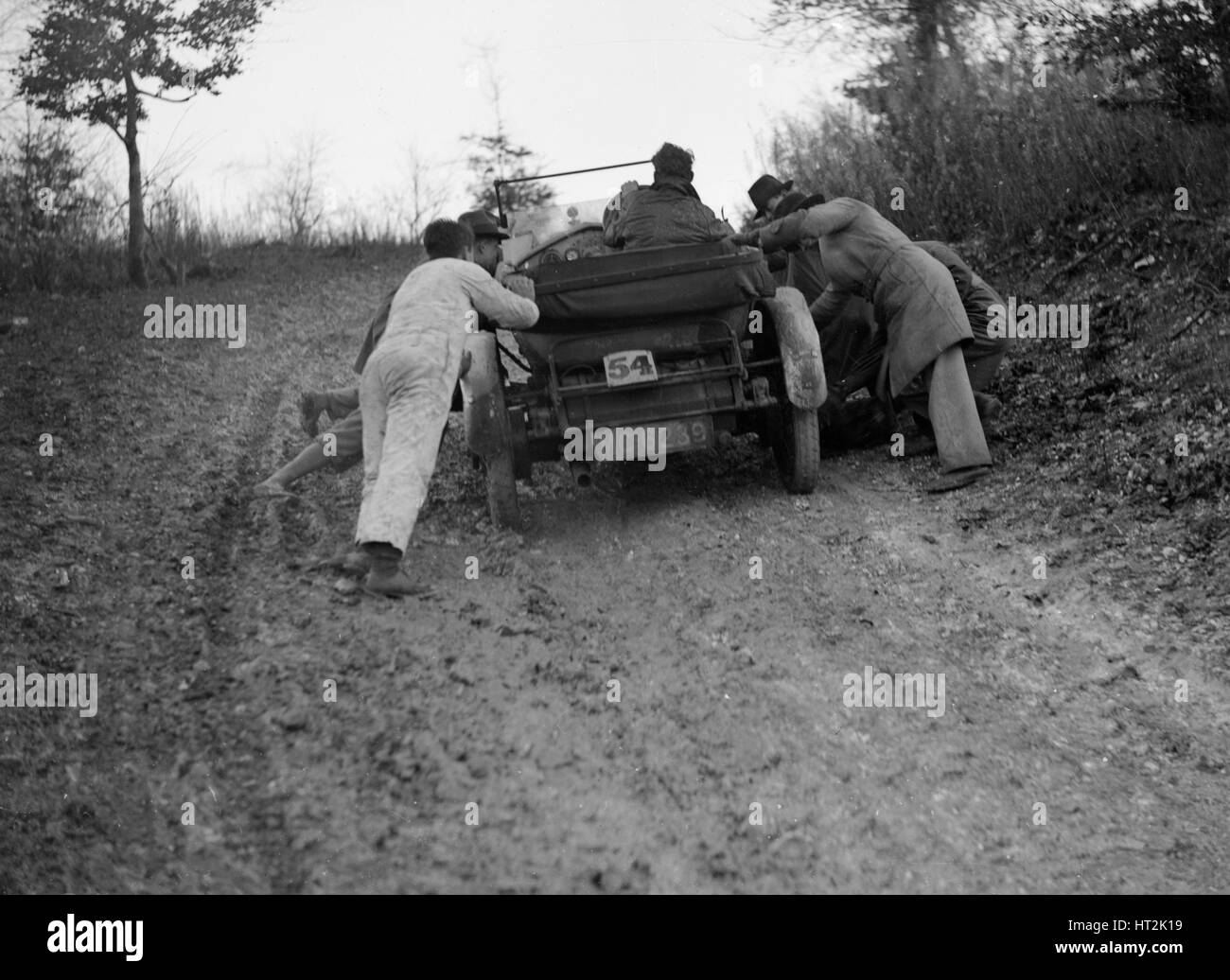 Beale EA 30-98 Vauxhall Velox 4 places recevant une poussée au cours de l'essai, 1930. Inter-Varsity Artiste : Bill Brunell. Banque D'Images