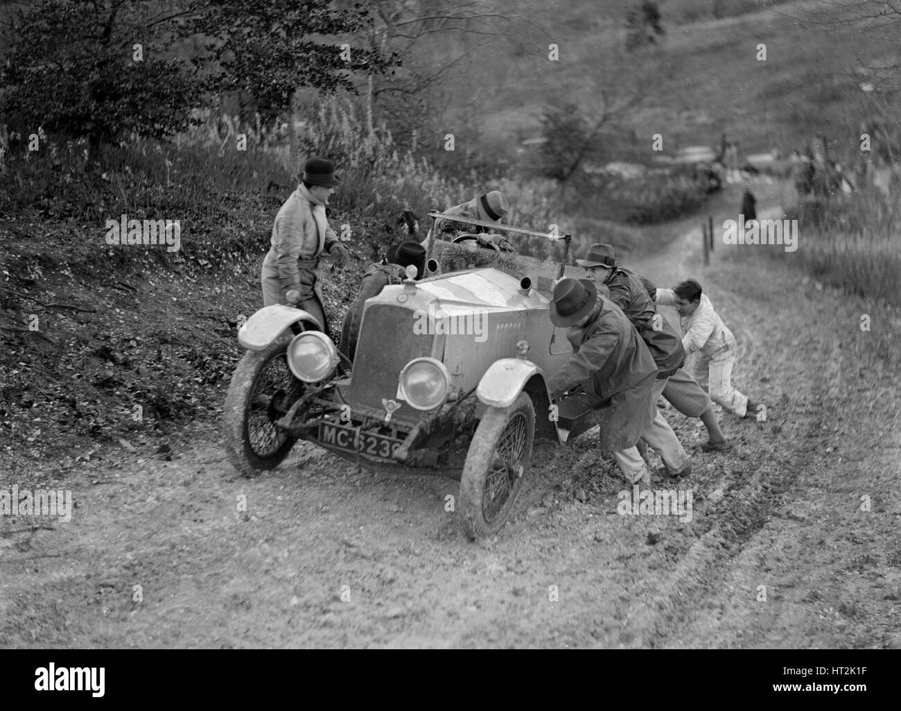 Beale EA 30-98 Vauxhall Velox 4 places recevant une poussée au cours de l'essai, 1930. Inter-Varsity Artiste : Bill Brunell. Banque D'Images