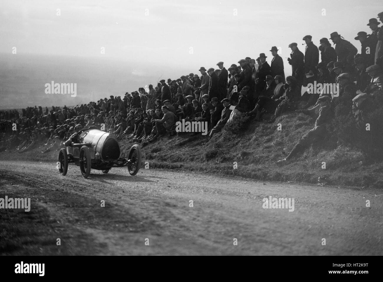 Bugatti Brescia en compétition dans l'Essex Motor Club Kop de côte, Buckinghamshire, 1922. Artiste : Bill Brunell. Banque D'Images