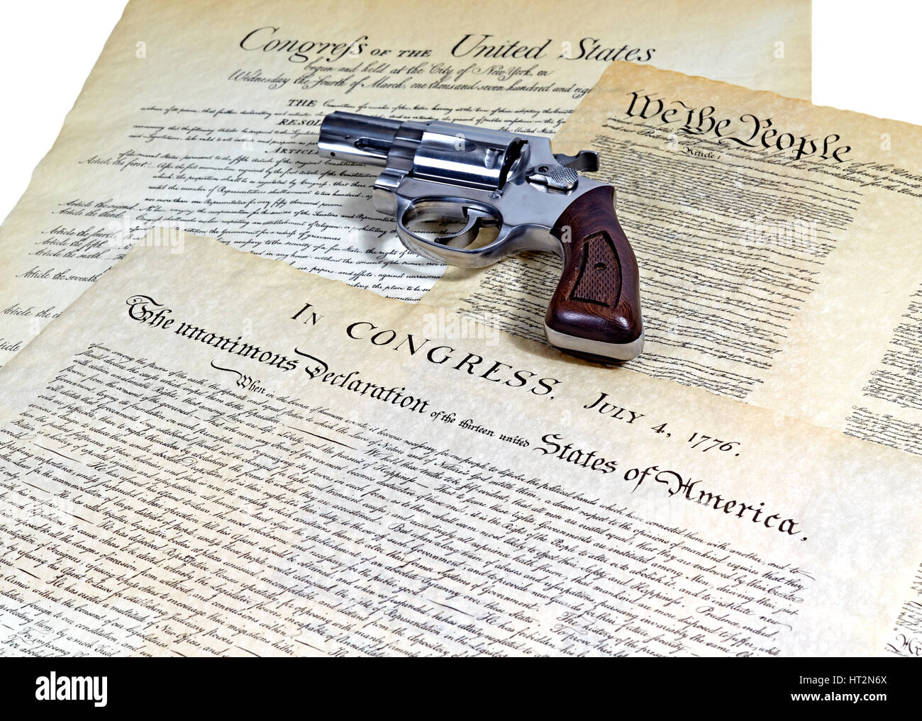 Constitution des Etats-Unis avec le projet de loi de l'homme et de la Déclaration de l'indépendance avec un revolver et profondeur de champ Banque D'Images