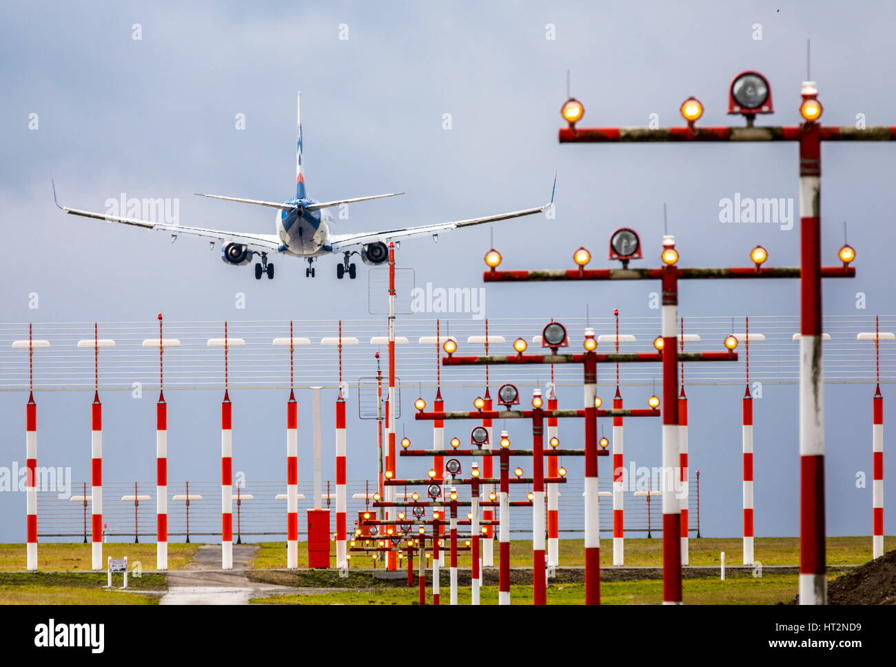 Aviation, avion à l'approche à l'atterrissage à l'Aéroport International de DŸsseldorf, l'Allemagne, l'éclairage des pistes d'atterrissage, Banque D'Images