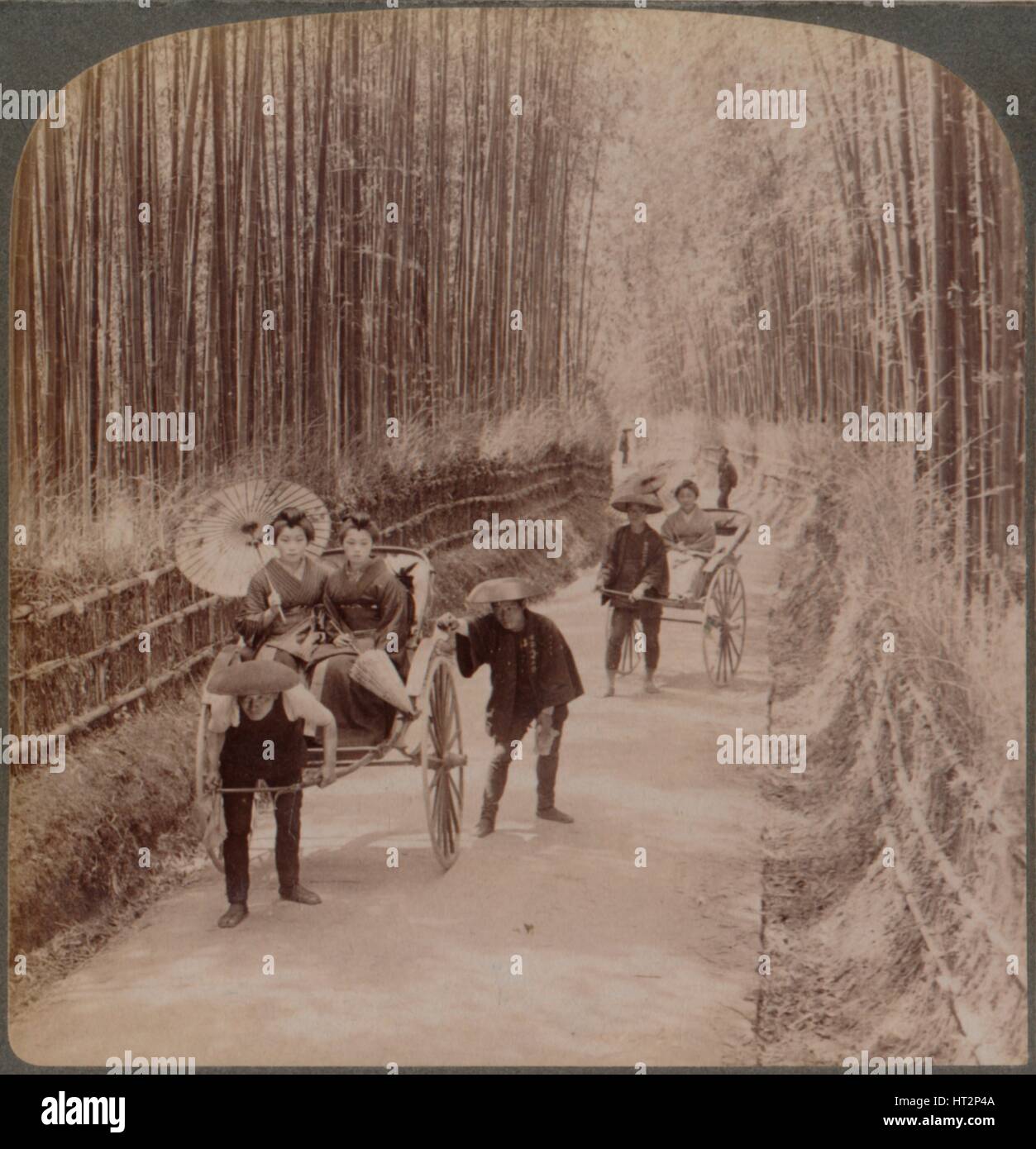 En vertu de la bambous - sur la célèbre avenue, près de Temple Kiyomizu, Kyoto, Japon, 1904. Artiste : Inconnu. Banque D'Images